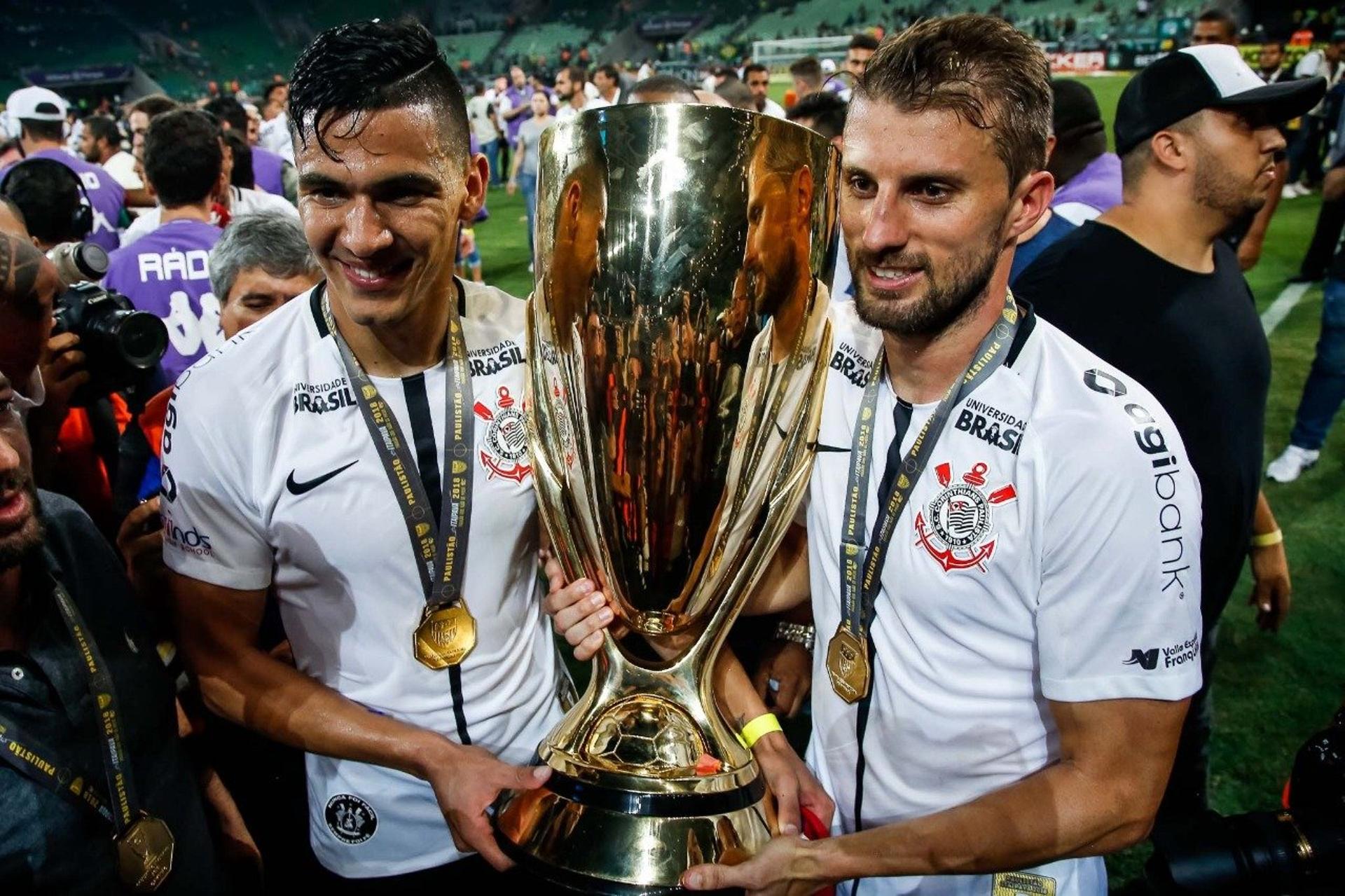 Balbuena e Henrique levantam a taça do Paulistão