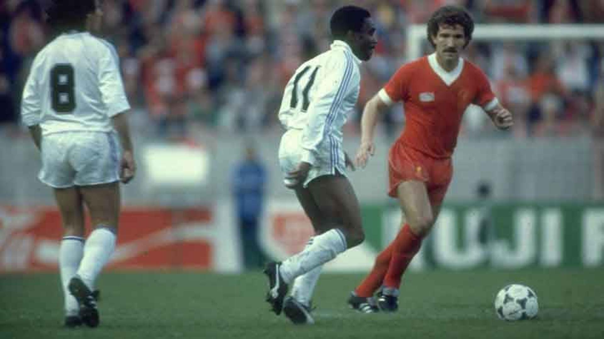 LIGA DOS CAMPEÕES 1980-81 - Liverpool 1 x 0 Real Madrid<br>Antes da atual edição da Champions, Liverpool e Real Madrid só haviam se encontrado na final de 1981. Na partida, os merengues não conseguiram mostrar o futebol avassalador da década de 50, mas seguraram o empate sem gols até os momentos finais da partida. Porém, Alan Kennedy garantiu a vitória dos Reds e o tricampeonato <br><br>