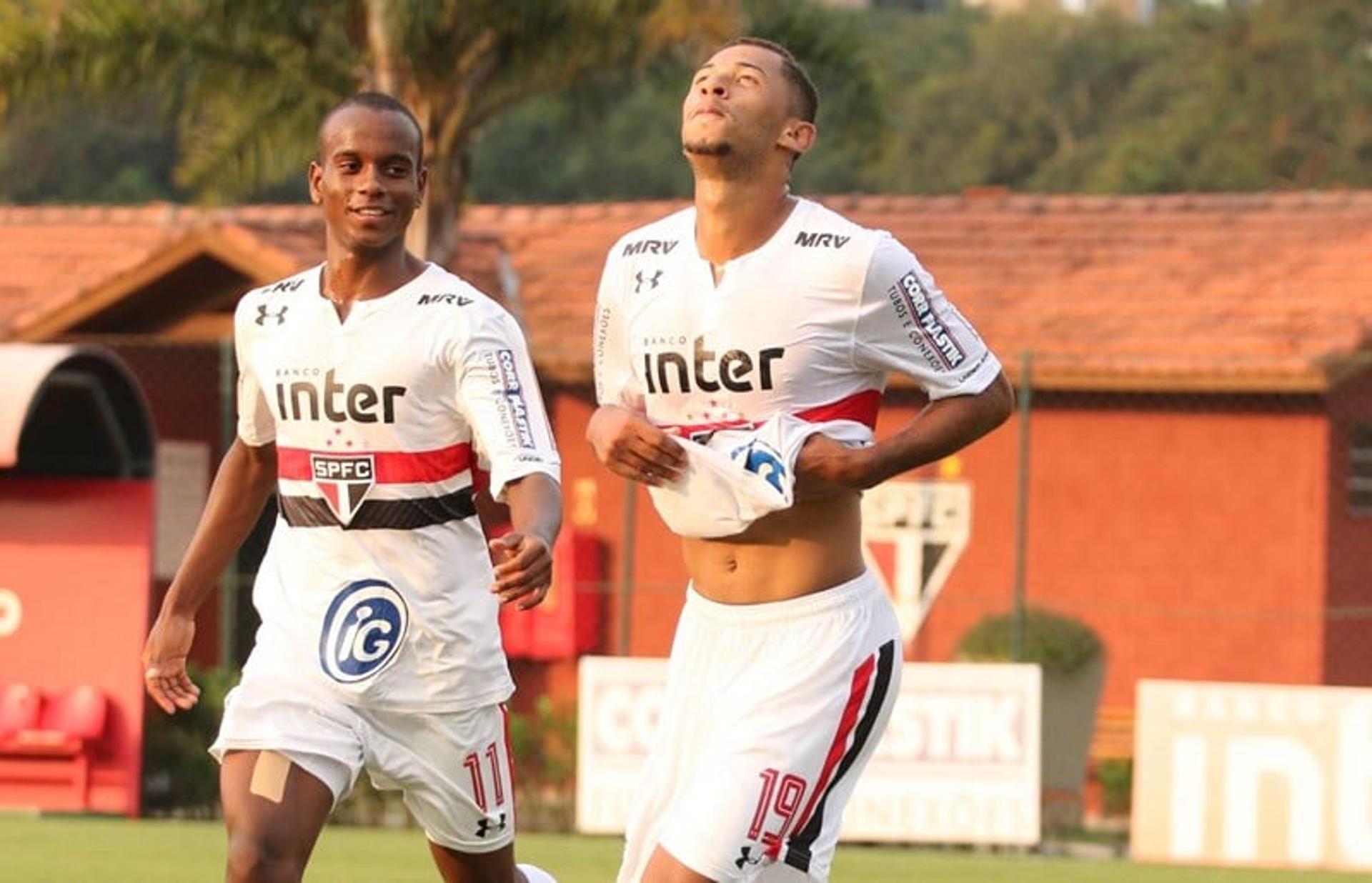 Ao lado do também atacante Helinho (á dir.), Fabinho comemora seu gol contra o Vasco