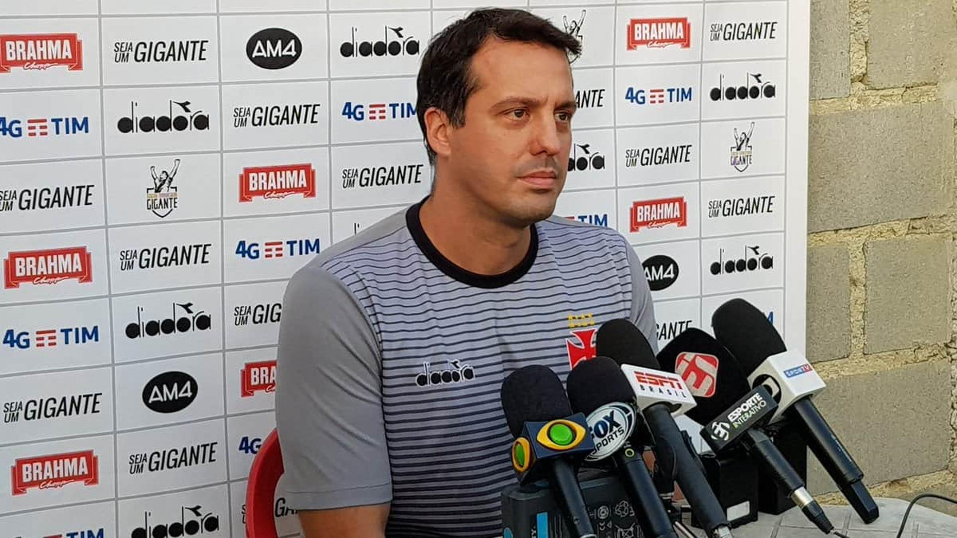 Rodrigo Furtado, médico do Vasco, fala sobre situações de lesionados. Veja galeria especial do LANCE!