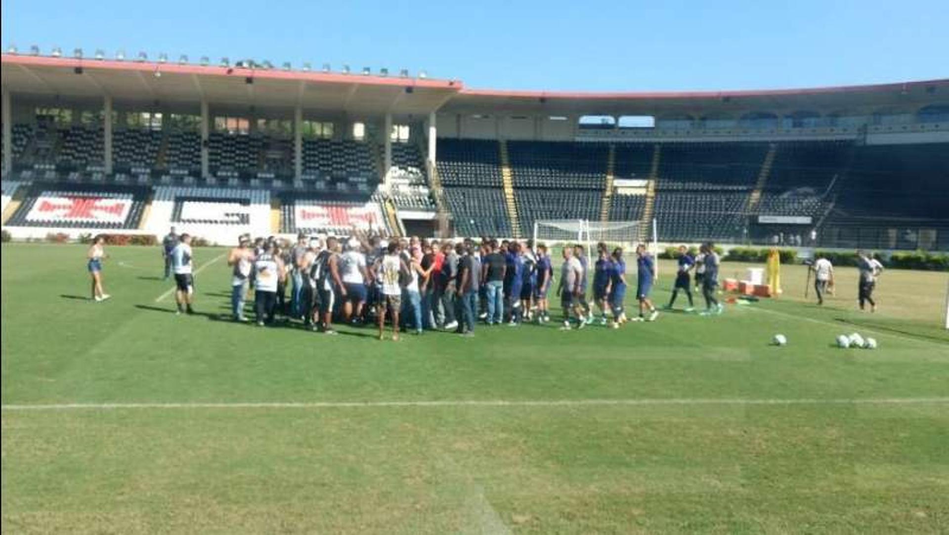 Torcida do Vasco invade treino em São Januário