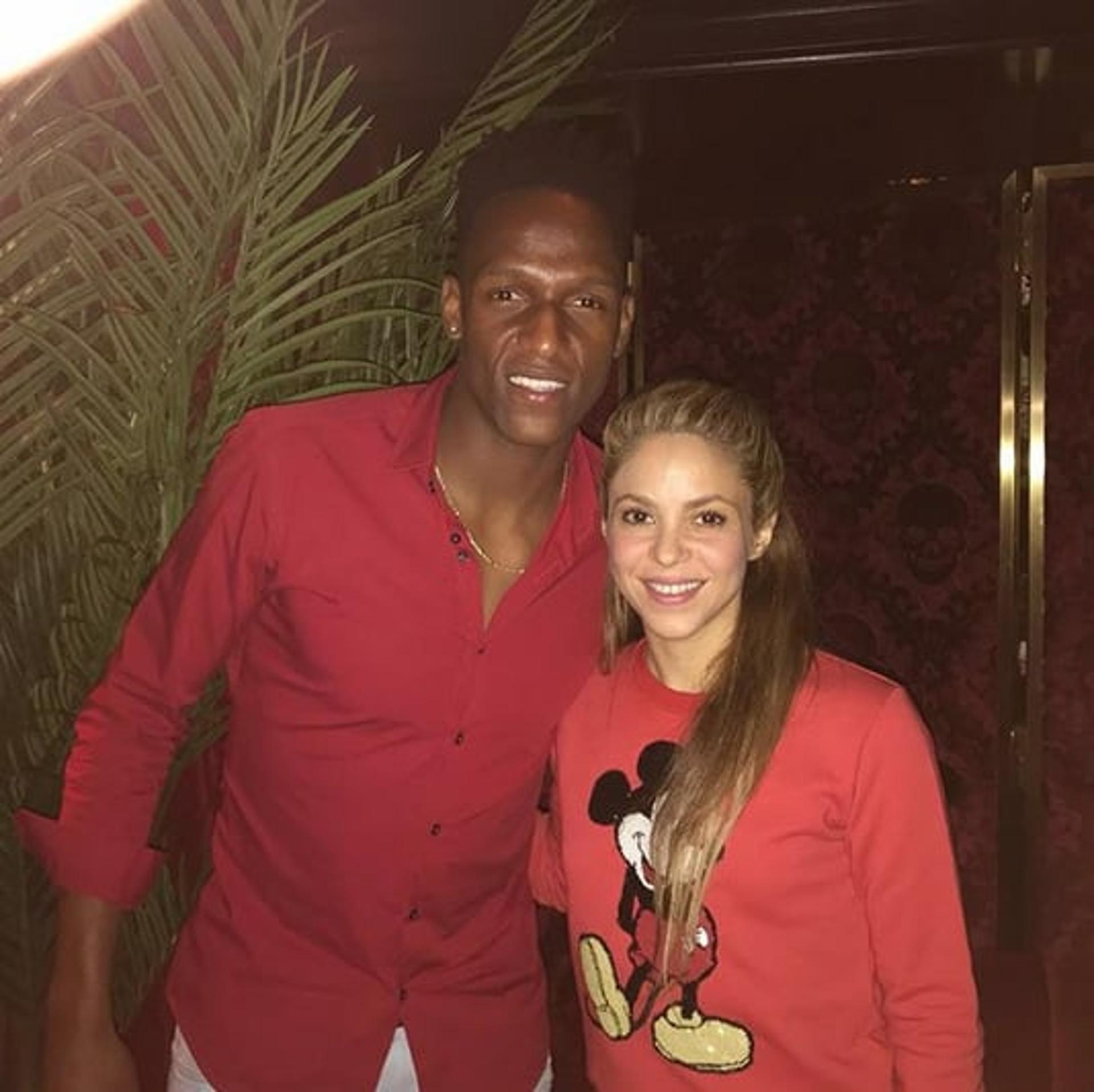 Yerry Mina ao lado da cantora Shakira