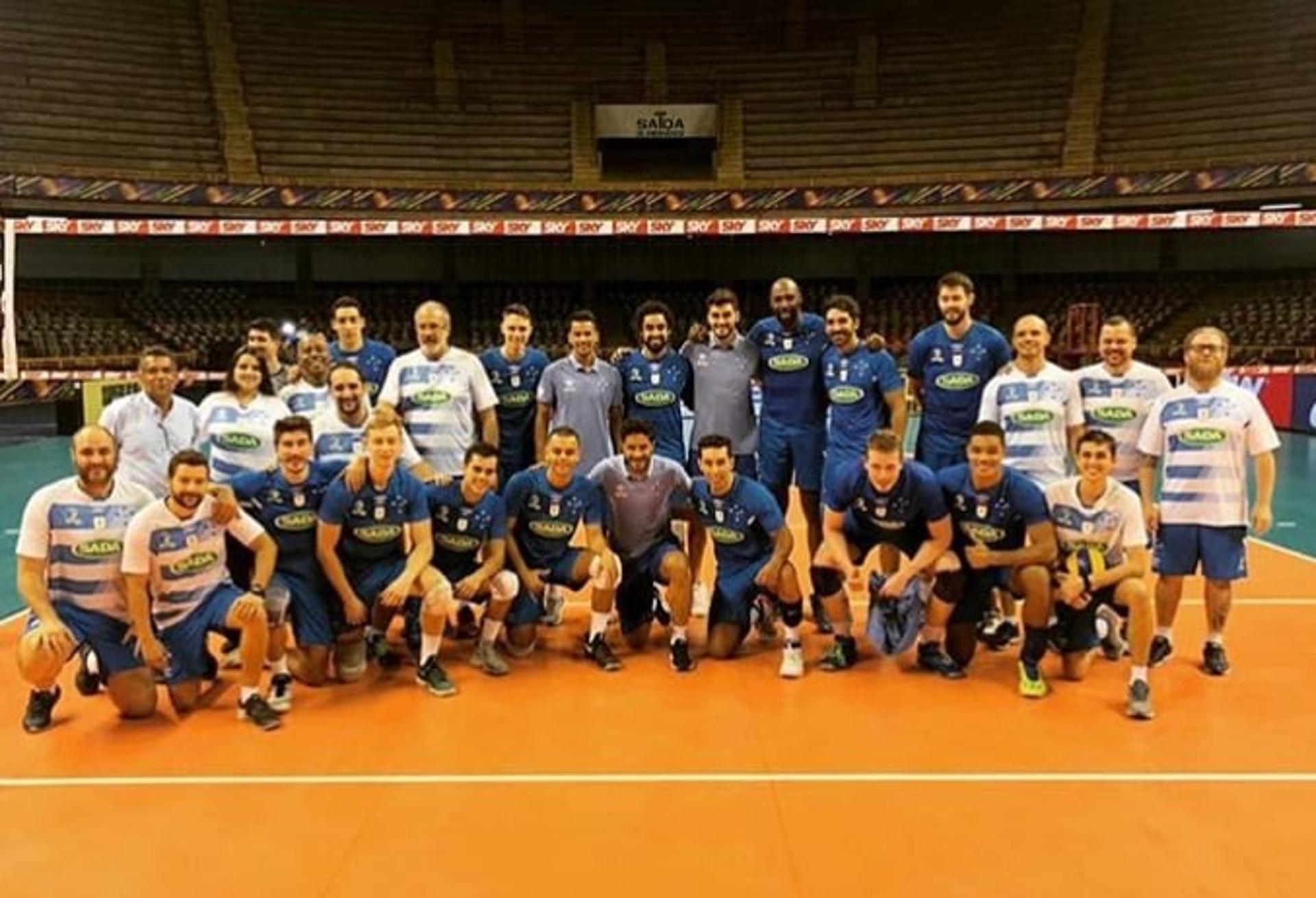 Jogadores do Cruzeiro visitam treino do vôlei antes da finalíssima da Superliga