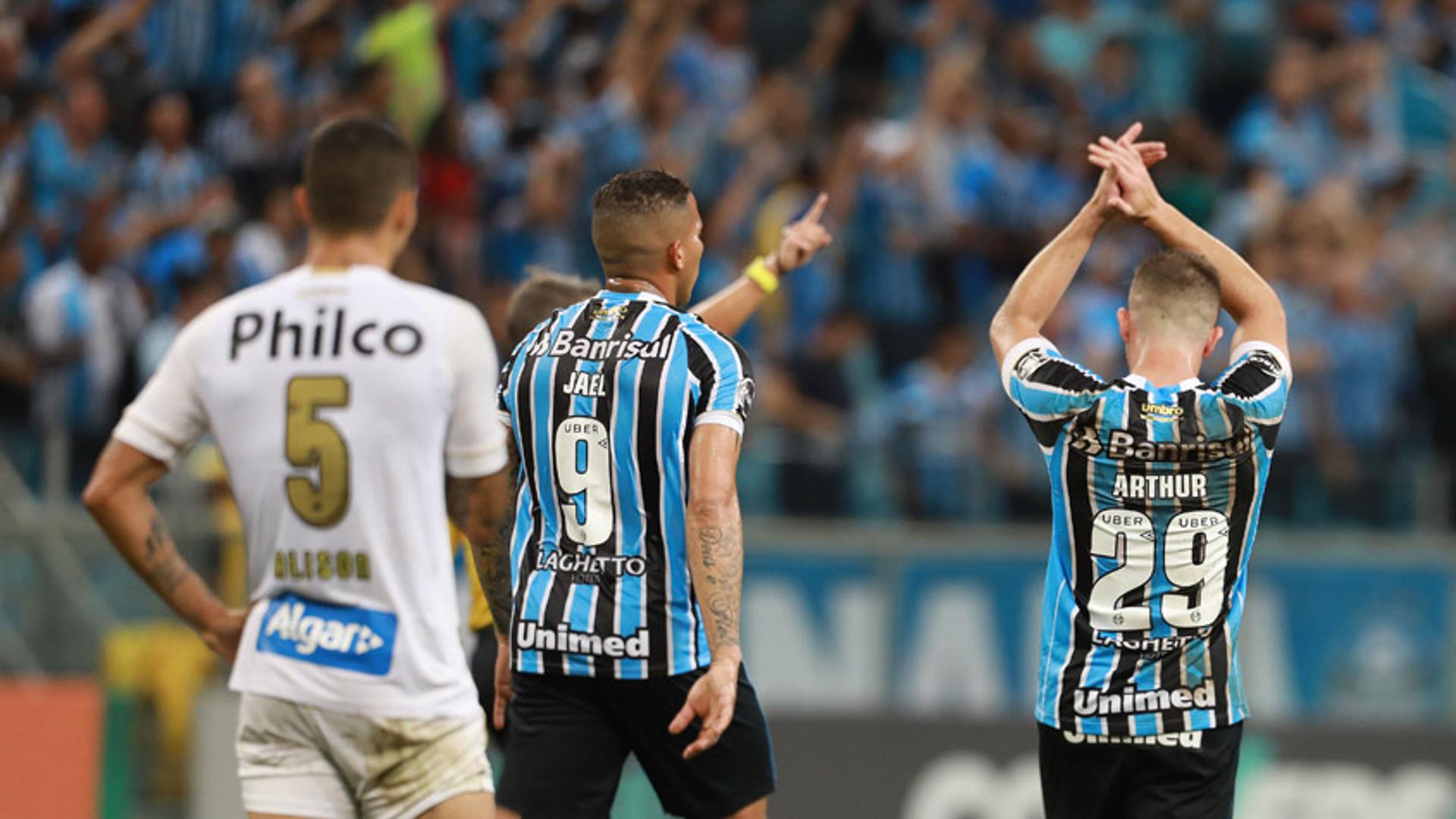 O Grêmio deu um baile no Santos e goleou em casa por 5 a 1 neste domingo pelo Campeonato Brasileiro.&nbsp;Arthur, Luan e especialmente Maicon brilharam pelo time gremista. Já pelos visitantes, os jovens valores não conseguiram se destacar. Veja as notas do LANCE! (por&nbsp;William Correia)