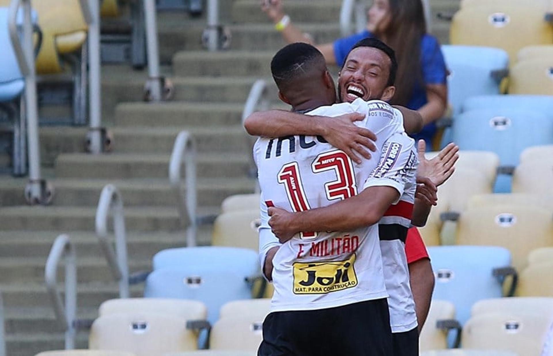 Dupla é dúvida para o jogo de quarta, contra o Rosario, mas pode pintar no time de Diego Aguirre