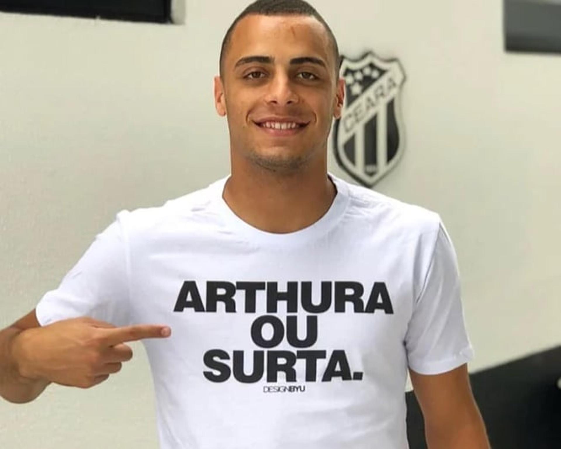 Arthur Cabral ganhou camisa personalizada de marca cearense