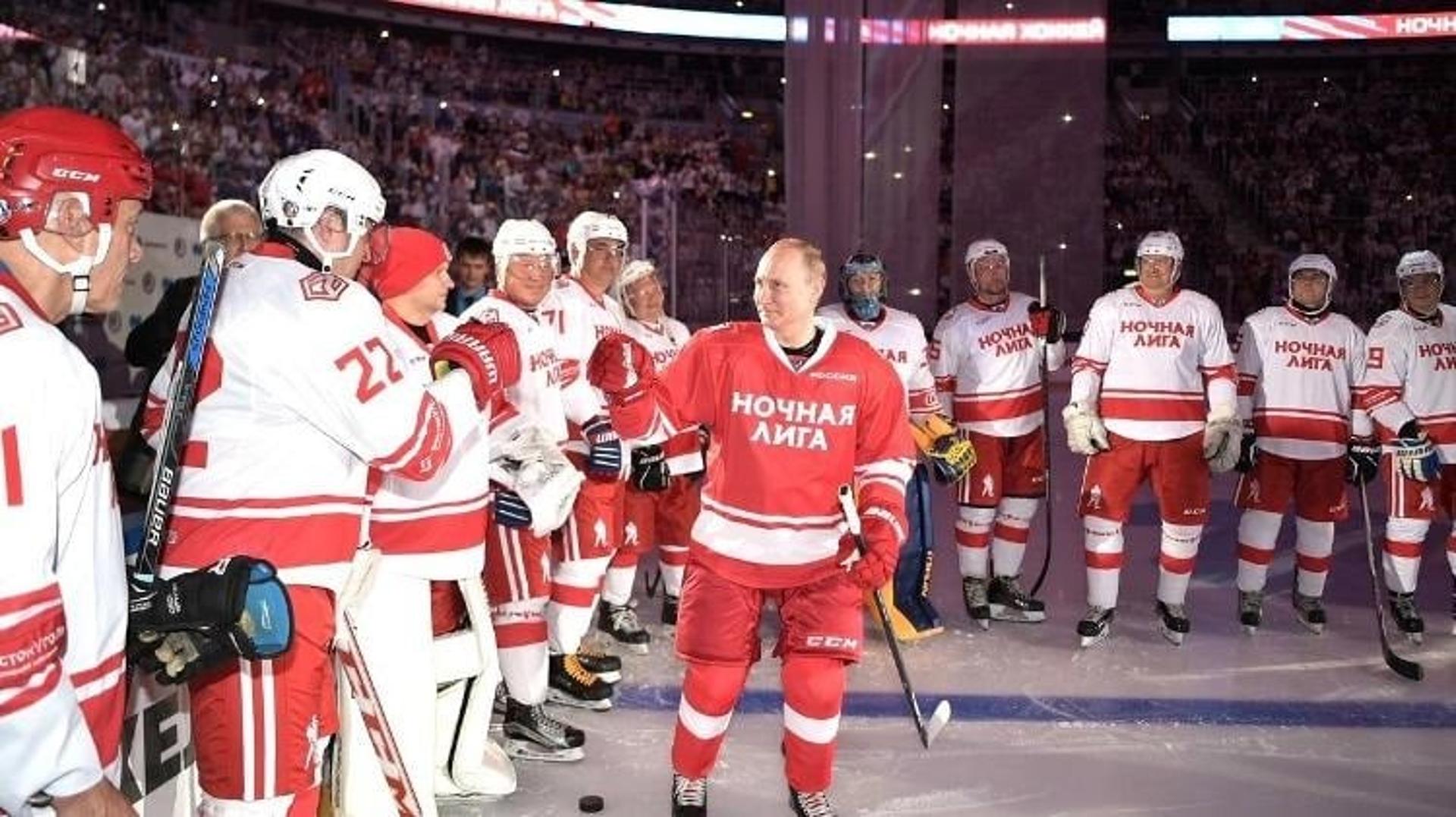 Putin joga hóquei com políticos