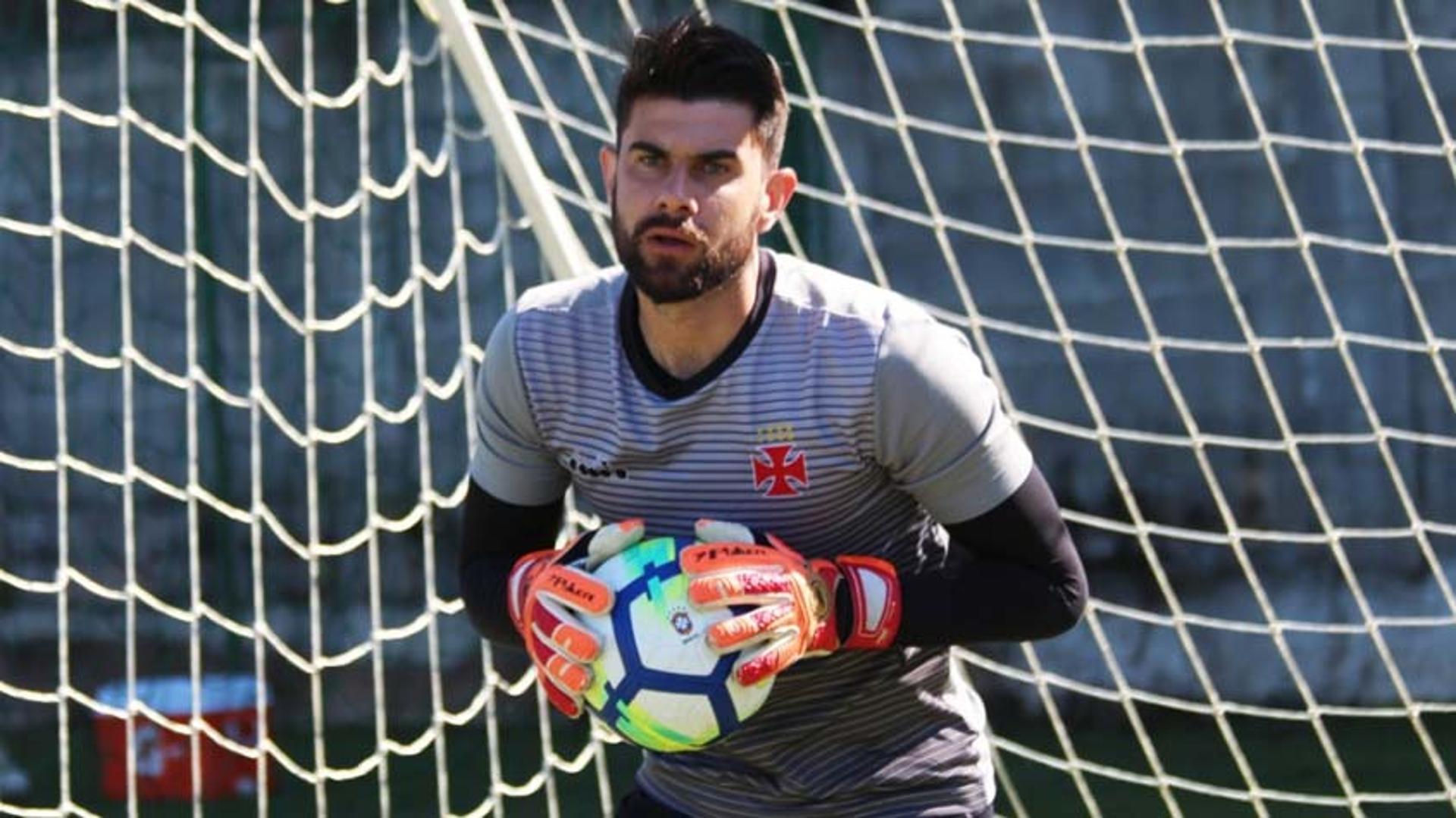 Vasco contou nesta sexta-feira pela primeira vez com o goleiro Fernando Miguel no treino. Veja galeria LANCE!