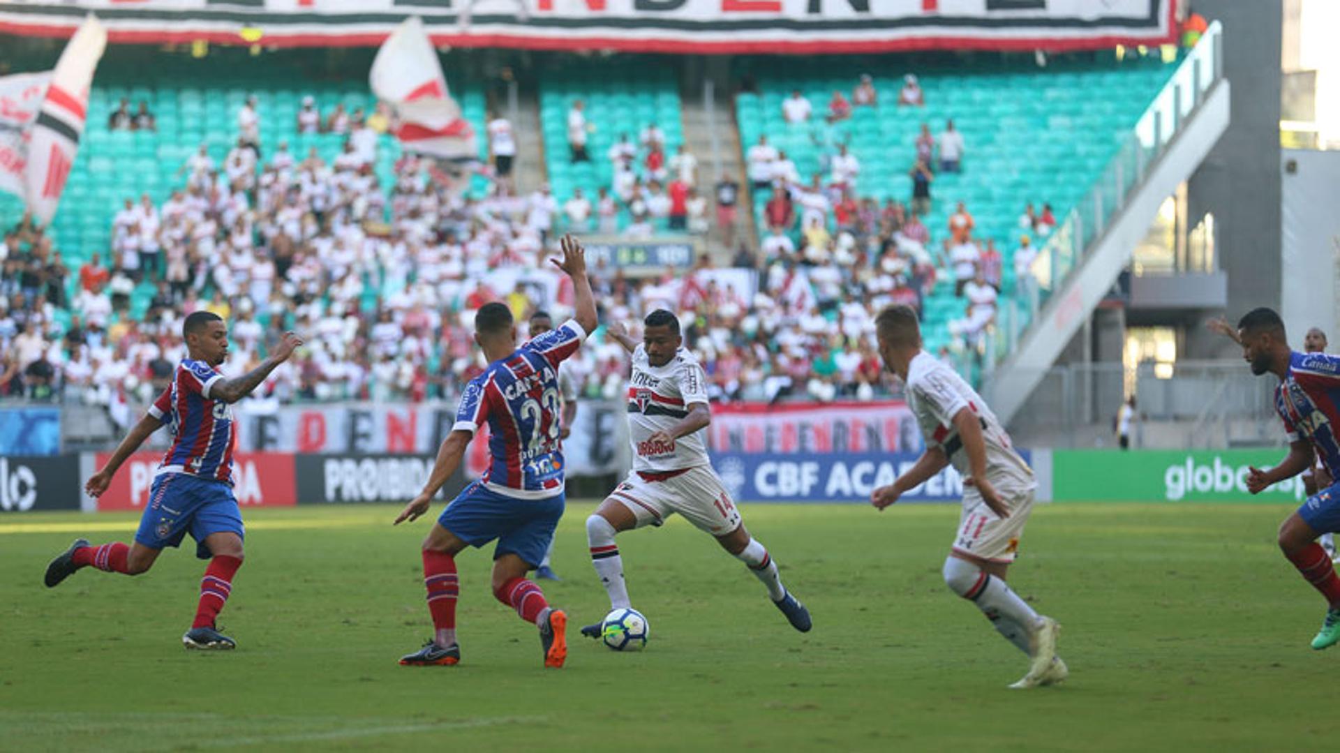 O São Paulo buscou o empate em 2 a 2 contra o Bahia, com um belo gol de Shaylon, nos acréscimos. Ao lado de Nenê e Tréllez, o meia ganhou uma das melhores notas do Tricolor paulista em Salvador. Veja o desempenho da equipe (por Vitor Domingues)