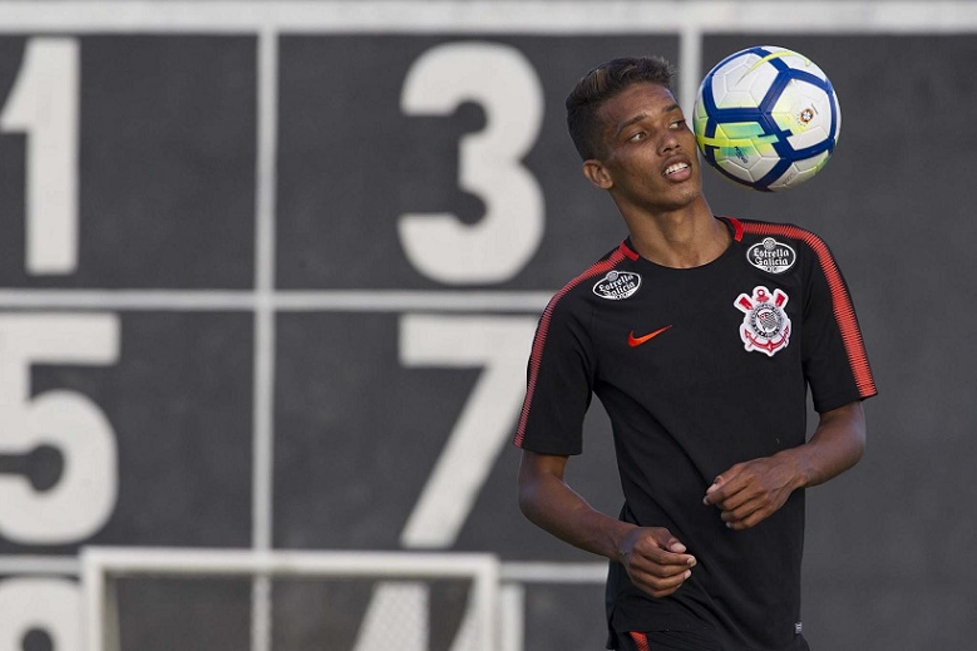 Pedrinho foi titular nos últimos três jogos do Timão