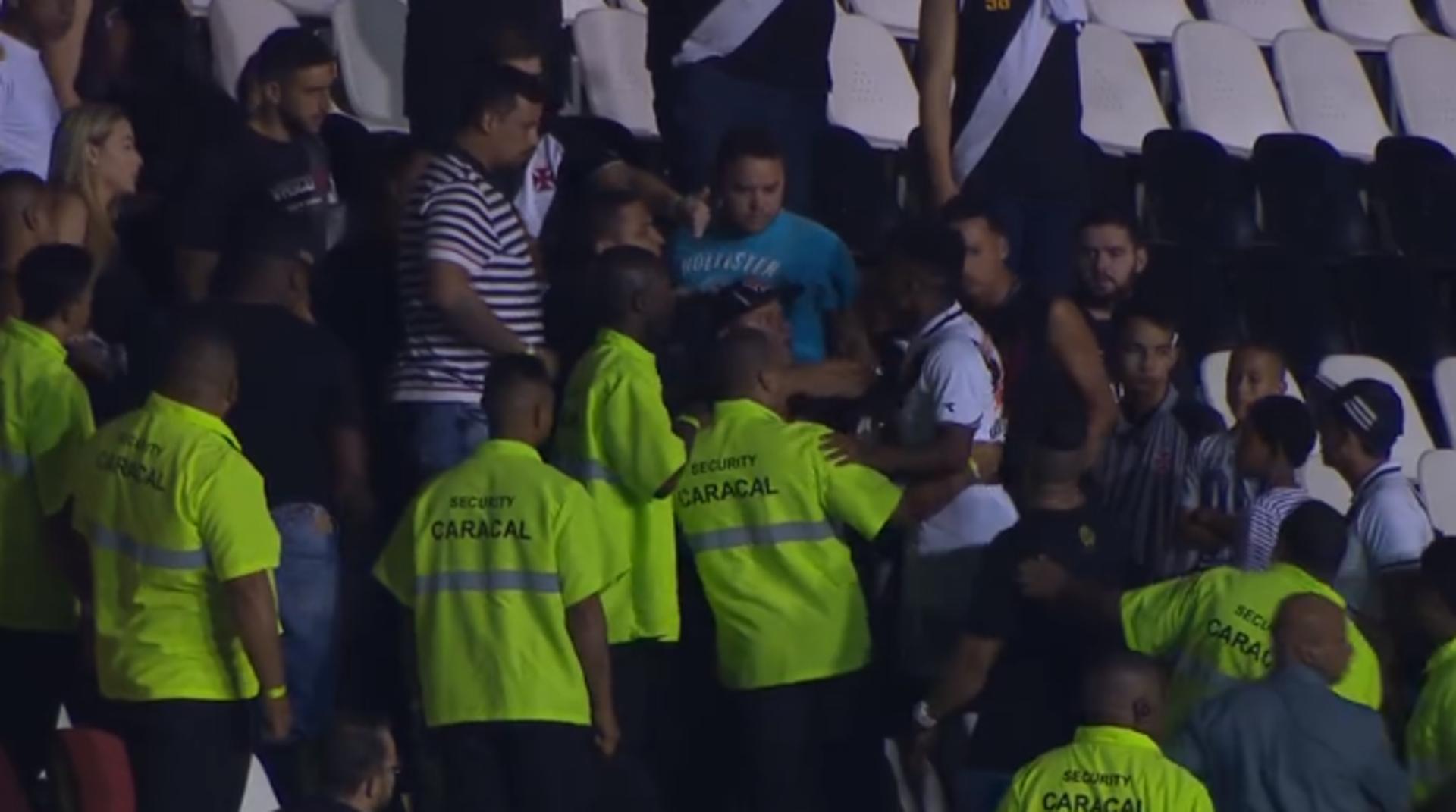 Paulo Vitor tenta interferir em confusão em São Januário. Veja, a seguir, outras imagens da partida entre Vasco x Vitória