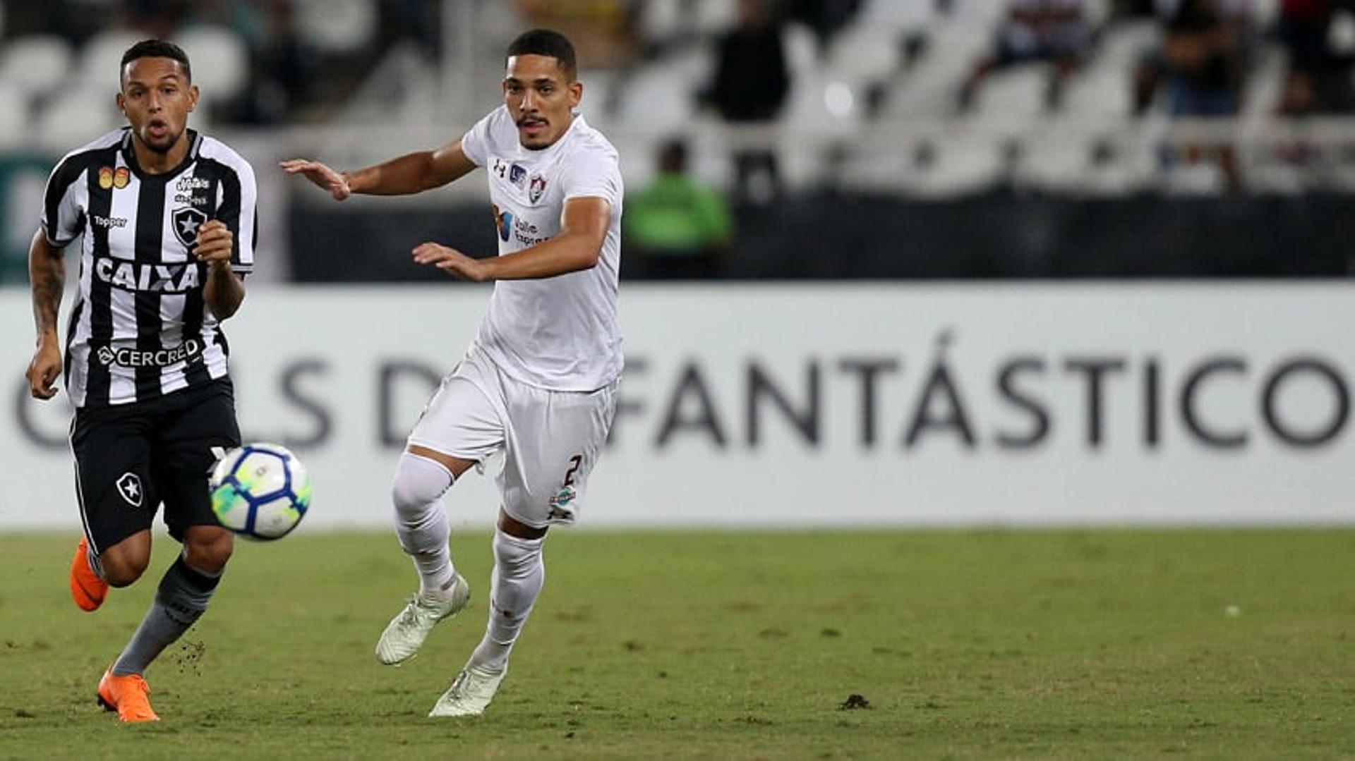 Após perder muitas chances de gol, o Fluminense acabou perdendo por 2 a 1 para o Botafogo, nesta segunda-feira, pelo Brasileirão. O principal destaque do Tricolor foi Gilberto, que teve boa atuação pela direita, dando belas arrancadas e bons passes. Autor do gol, Pedro também foi bem avaliado, assim como Sornoza e Jadson. Confira as notas do LANCE! (por Vinícius Britto)