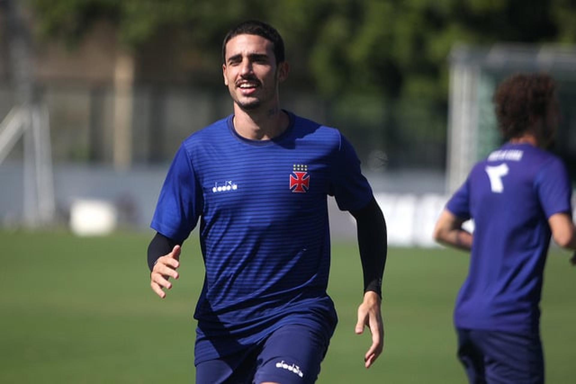 Thiago Galhardo durante treino em São Januário