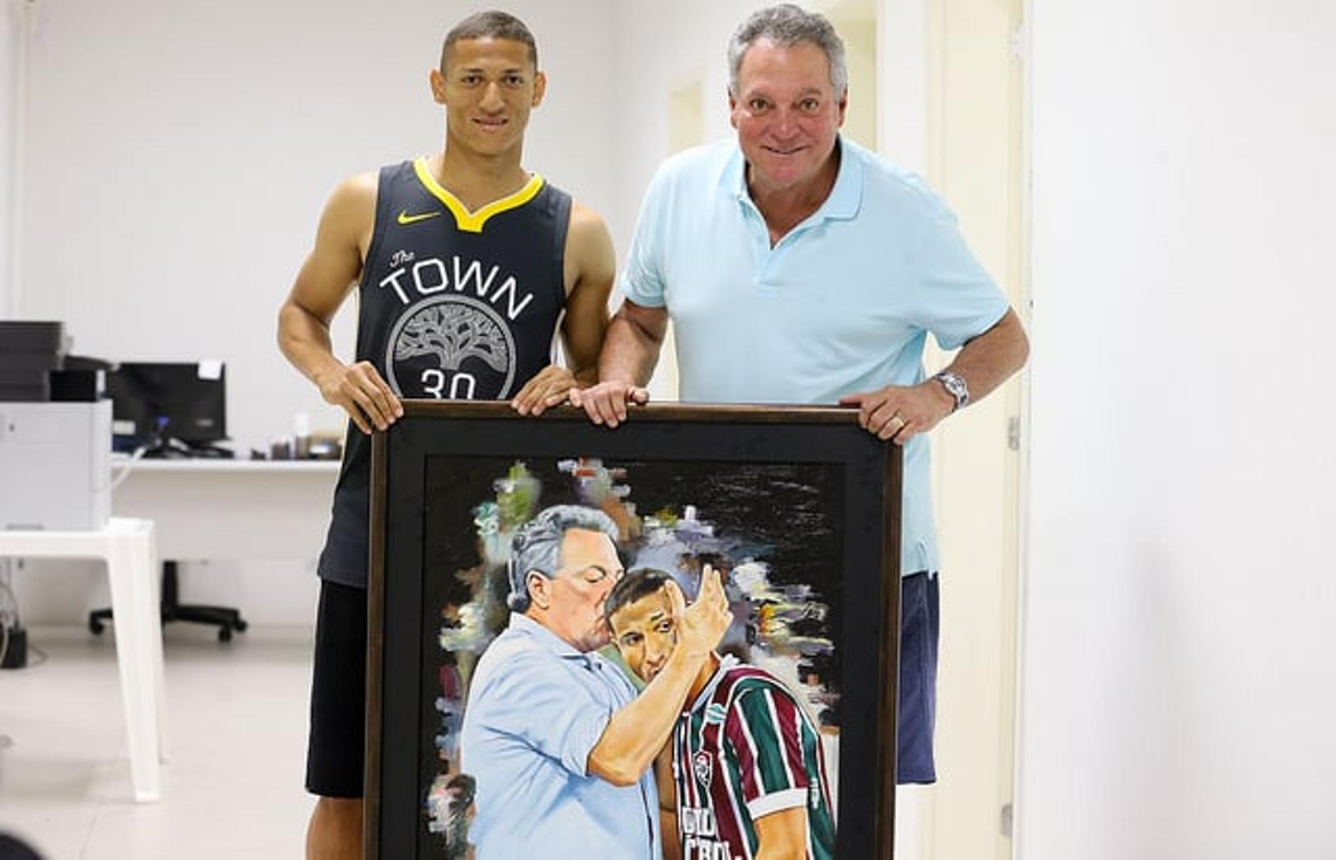 Richarlison entrega quadro ao técnico Abel Braga