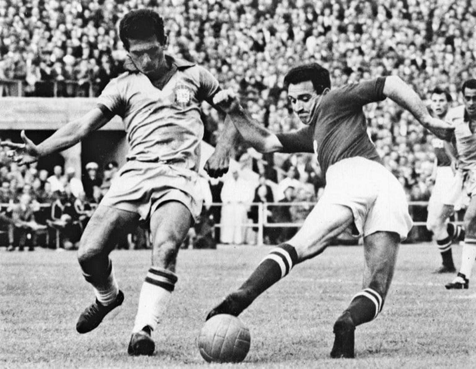 Copa de 1958 - Brasil 2 x 0 União Soviética - Após empate em 0 a 0 contra a Inglaterra, a pressão por escalar Pelé e Garrincha no time aumentou. E foi contra a União Soviética que a dupla fez sua estreia em Copas, com show de bola. Garrincha começou infernizando a defesa rival com seus dribles desconcertantes e colocou uma bola na trave logo no início. E aos 3 minutos, Didi deu assistência magistral para Vavá abrir o placar. O Brasil encantava. Os soviéticos não sabiam como parar os mágicos brasileiros cheios de ginga. Na segunda etapa, Pelé fez linda tabela com Vavá, que marcou o segundo dele e da Seleção no jogo. Ali se formava o esquadrão nacional que venceria seu primeiro Mundial. <br>