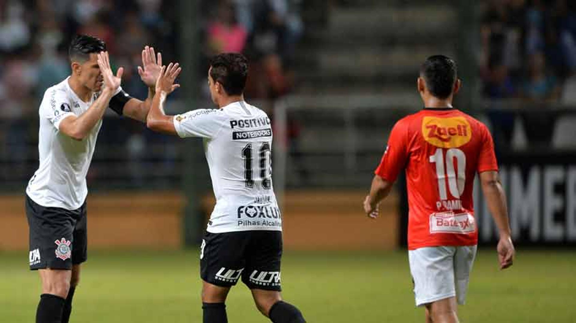 O Corinthians não tomou conhecimento do Deportivo Lara (VEN) na Venezuela na noite desta quinta-feira e teve vários jogadores se destacando. O principal foi Jadson com três gols. Romero fez um gol de bicicleta, enquanto Pedrinho teve nova boa atuação com jogadas importantes. Júnior Dutra entrou no fim e fez dois mesmo assim. Quem saiu do nível foi Rodriguinho que, apesar de muito acionado, perdeu boas chances. O Lara sofreu e pouco rendeu em sua casa. (Notas por Marcio Porto)