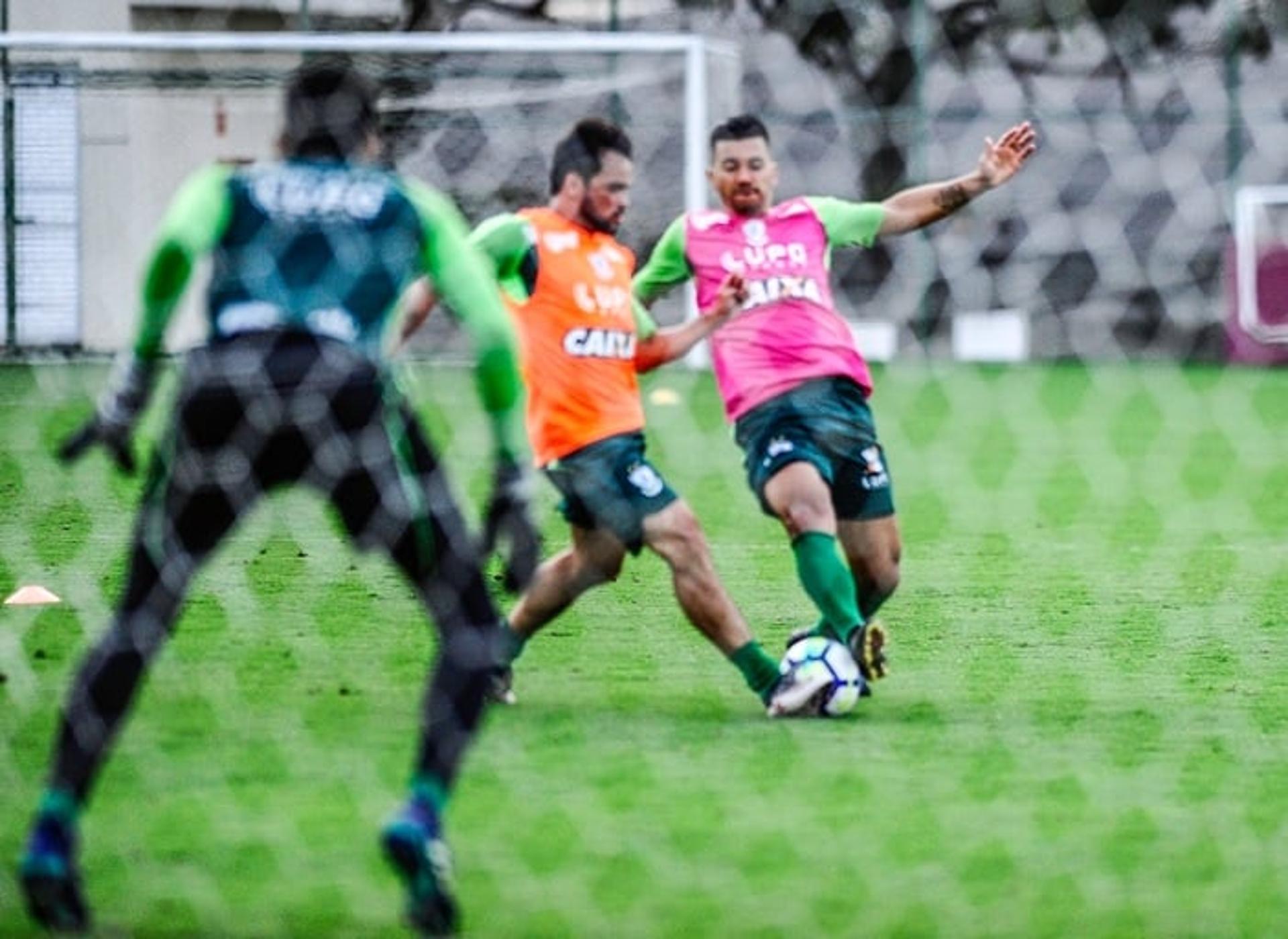 Jogadores participaram de rachão e treino intensivo de bolas paradas