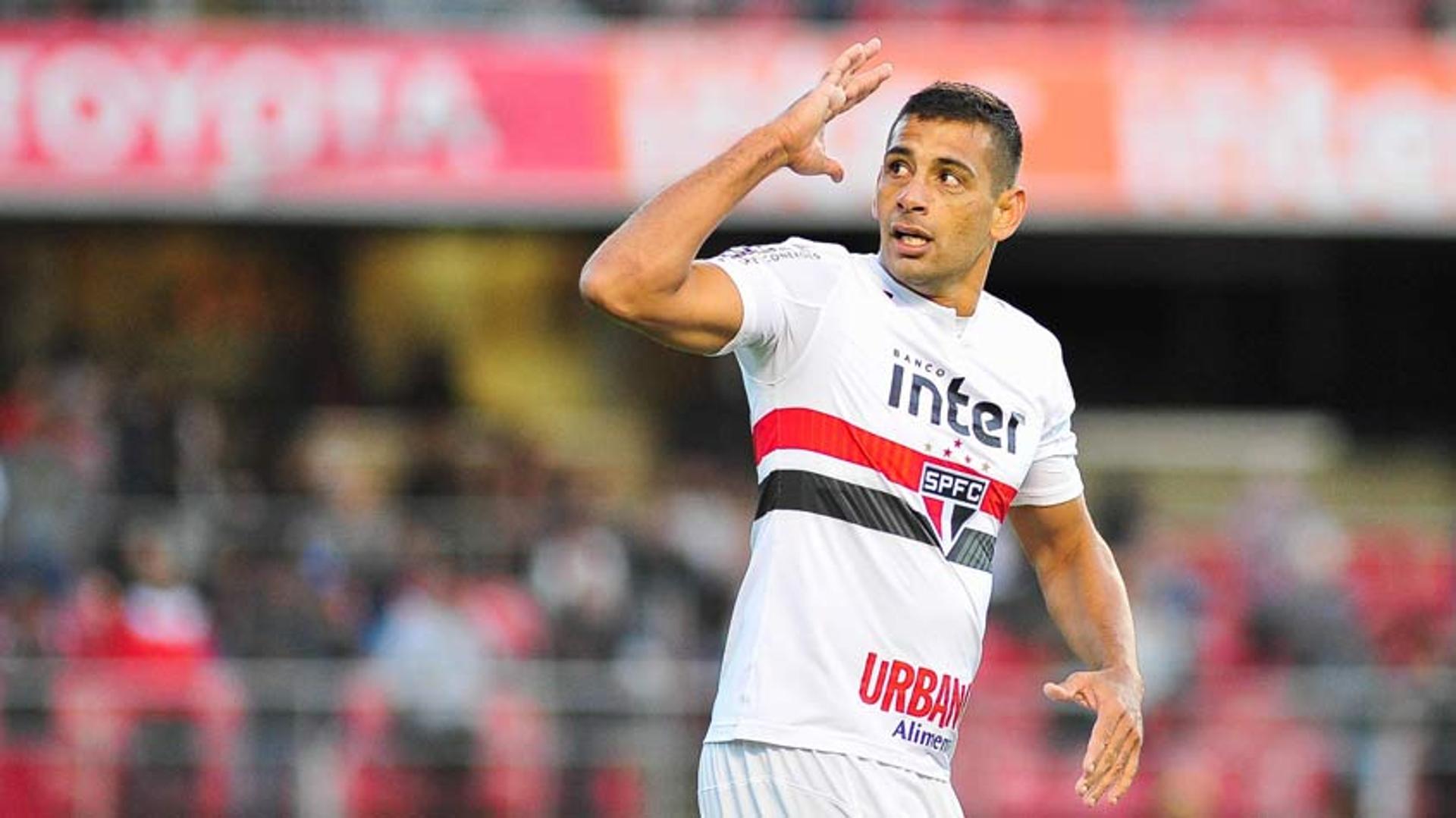 O São Paulo venceu o Santos neste domingo pelo Brasileiro por 1 a 0 no Morumbi, com gol de cabeça de Diego Souza, o melhor do jogo. O Tricolor entrou no G6 com este resultado. Confira as notas do LANCE! na partida (por Ale Guariglia)&nbsp;