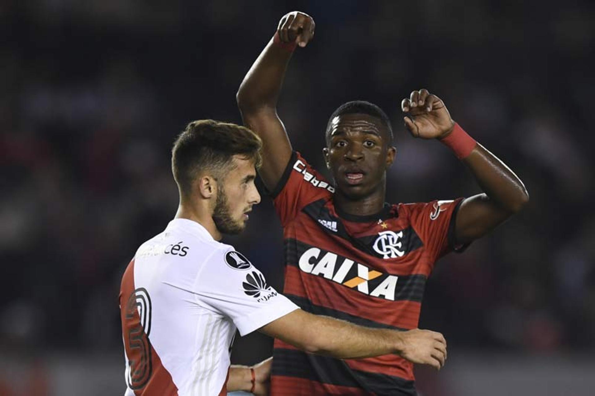 O Flamengo vai voltar da Argentina sem conseguir mudar o seu cenário no Grupo 4. Na partida em que lutava pela liderança do chave, o Rubro-Negro ficou no empate sem gols contra o River Plate, no Monumental de Nuñez, em Buenos Aires, e termina essa fase na segunda posição. Em campo, Cuéllar e Vinicius Júnior foram os mais produtivos. Por outro lado, Paquetá, um dos melhores da equipe até aqui na temporada, não esteve numa noite inspirada. Confira, a seguir, as notas do LANCE! (Por Guilherme Abrahão - guilhermeabrahao@lancenet.com.br).