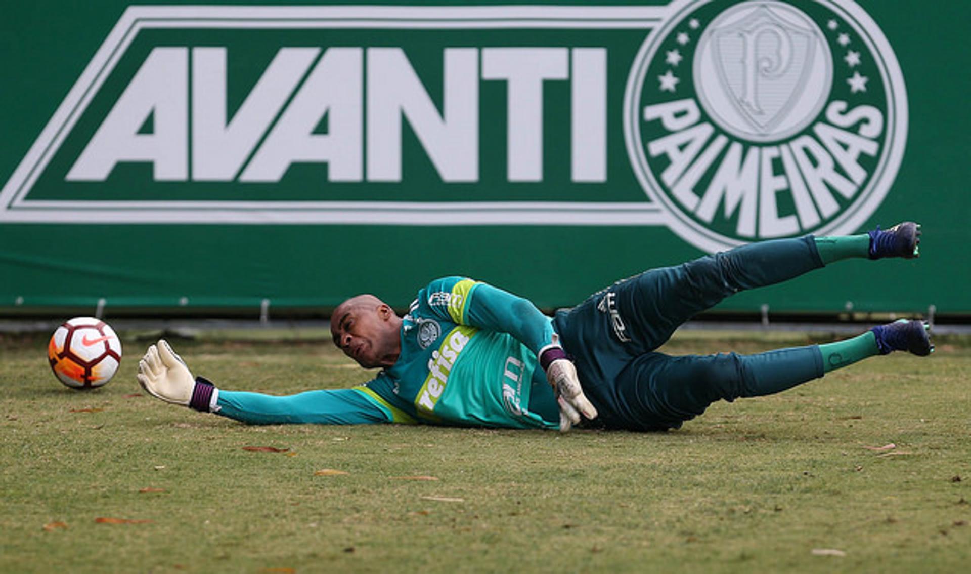 Jailson é um dos três goleiros do elenco