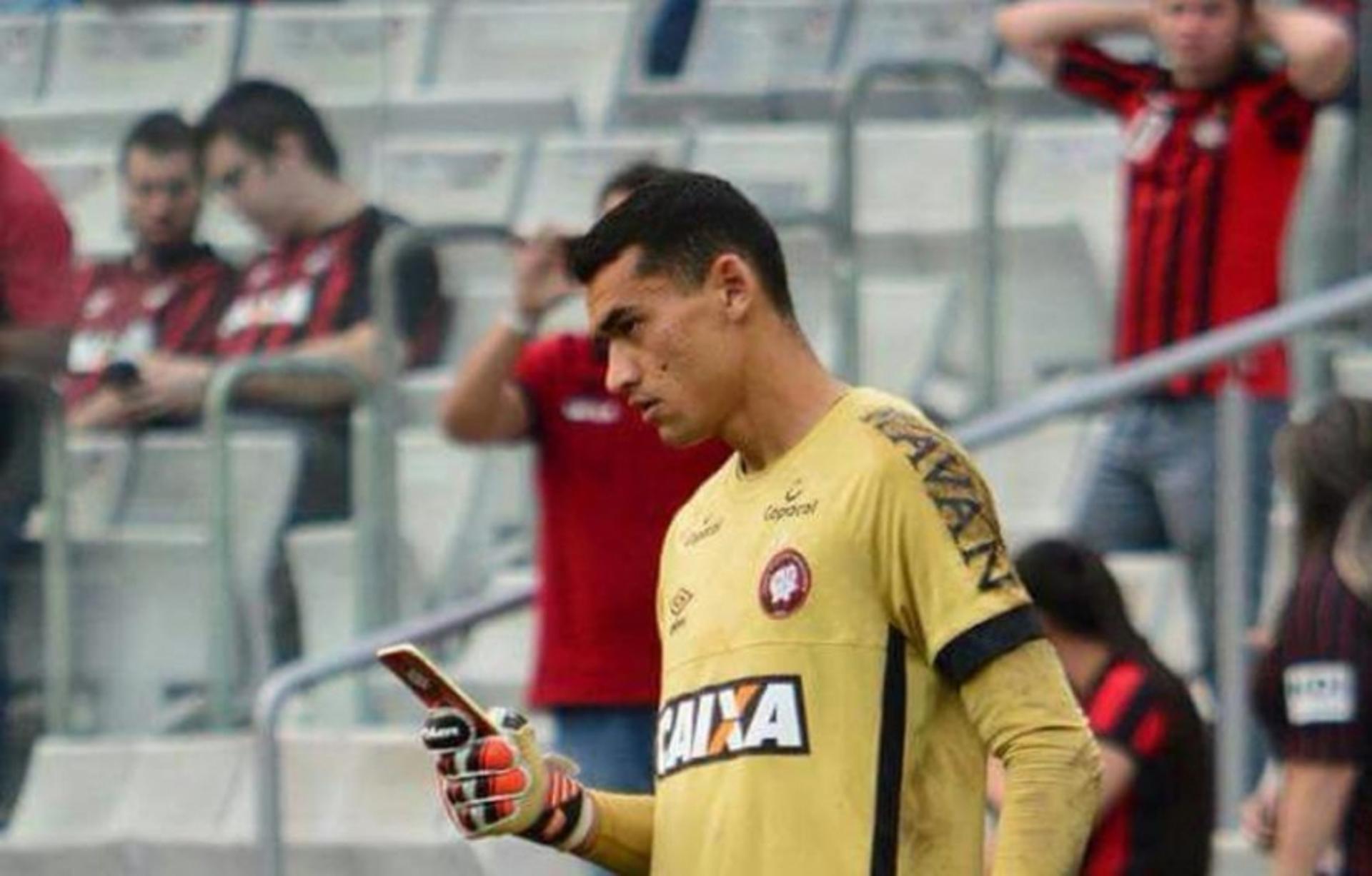 Goleiro Santos usando celular