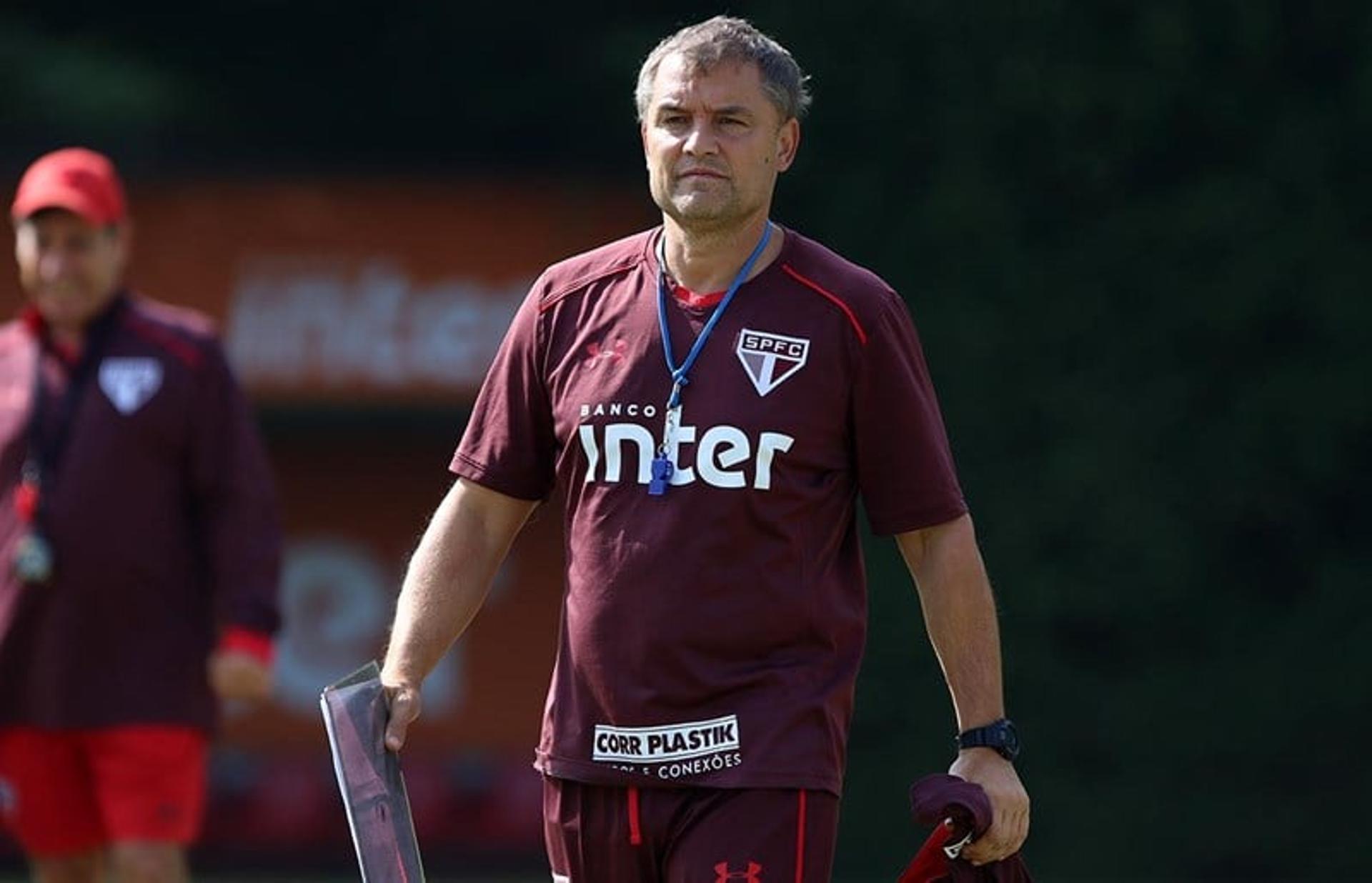 Treinador do São Paulo ainda não venceu jogando fora de casa