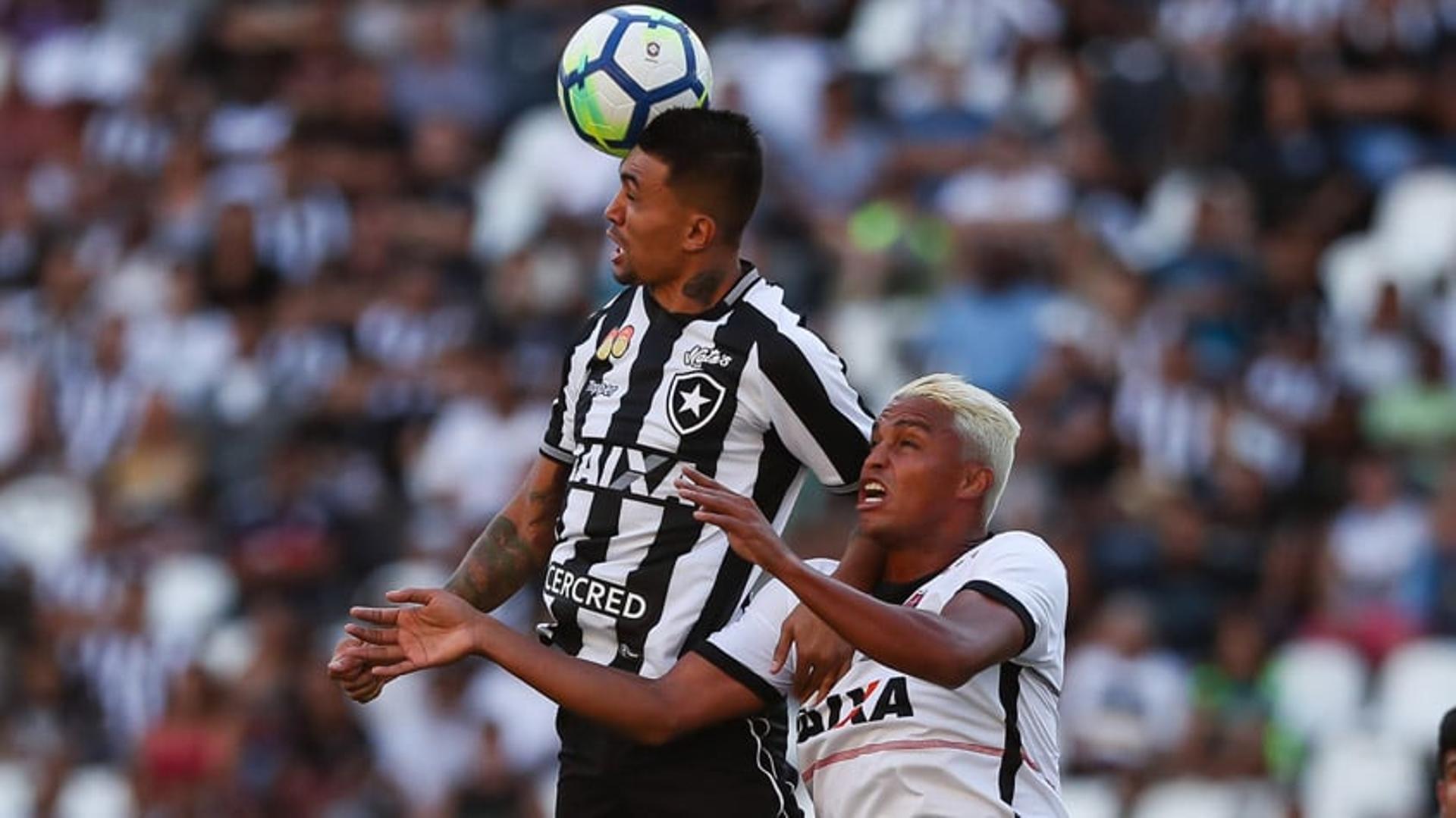 O Botafogo não conseguiu aproveitar o fator caso neste domingo. Diante do Vitória, no Nilton Santos, o Glorioso ficou no empate em 1 a 1, no duelo pelo Campeonato Brasileiro. Jefferson e Matheus Fernandes não tiveram uma tarde inspirada. Pelo outro lado, Kieza e Aguirre foram bem no ataque. Veja as notas do L! (Por Vinícius Britto -reporterbota@lancenet.com.br).<br>