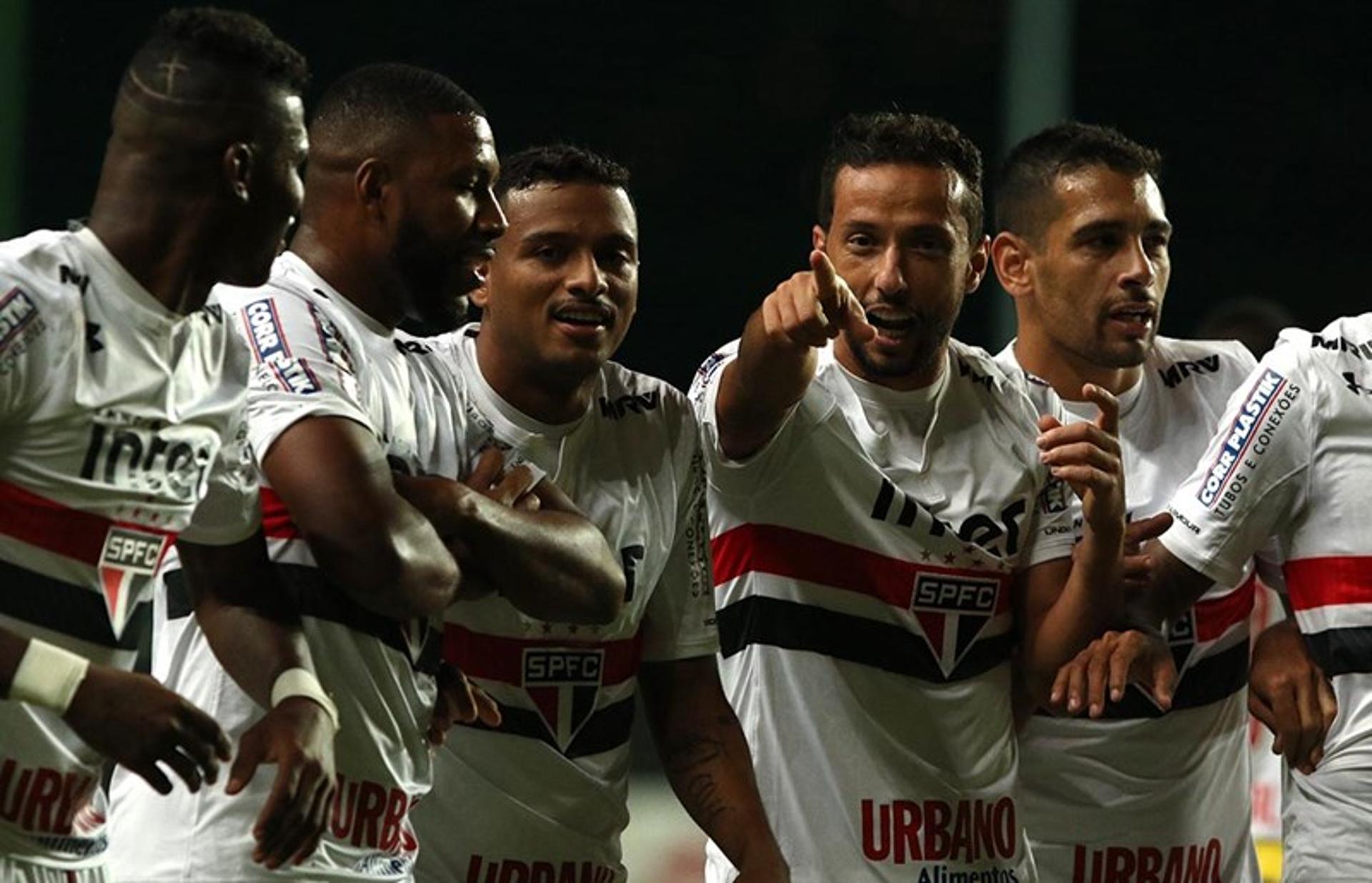 Nenê comemora um de seus gols contra o América-MG