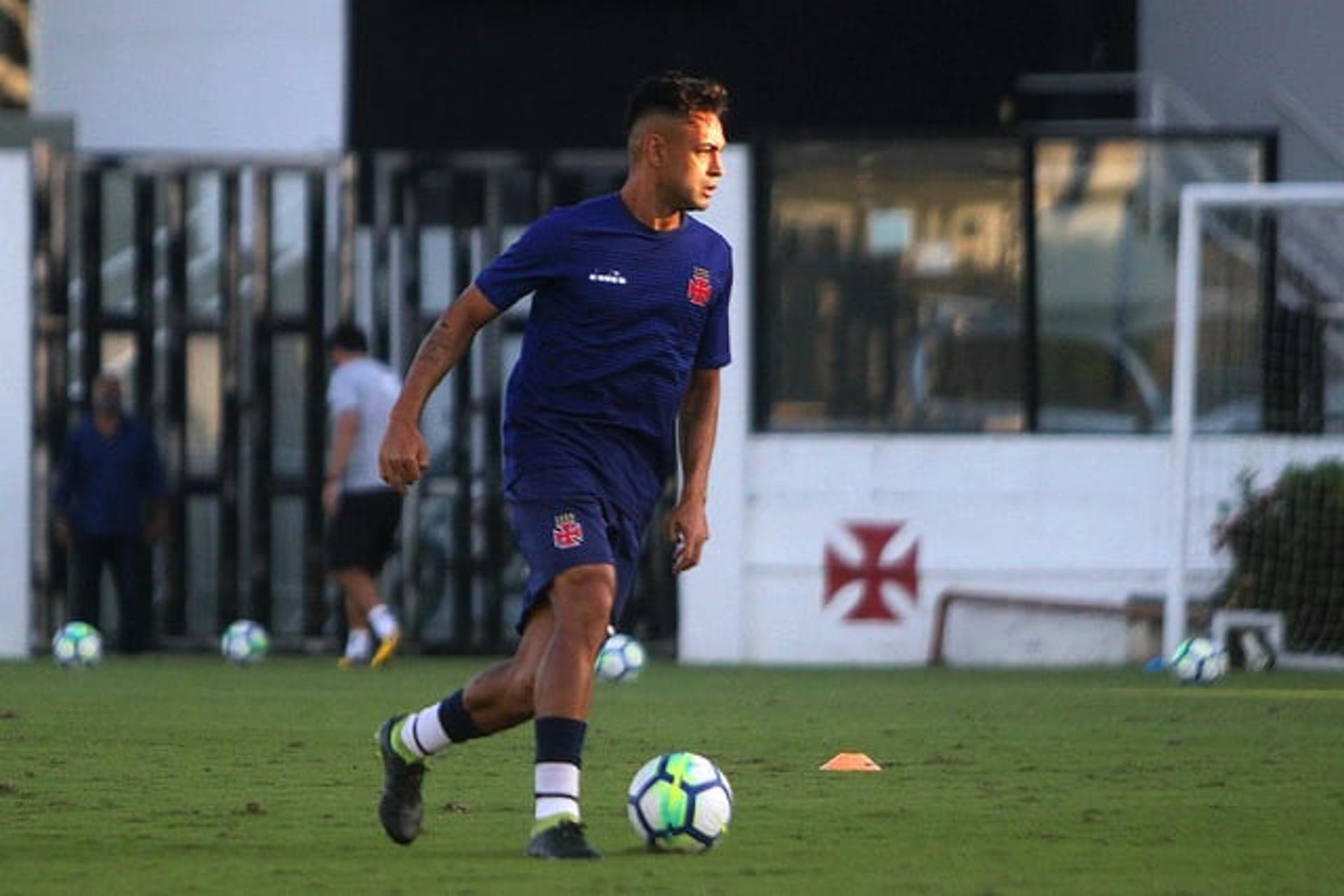 Werley durante treino em São Januário