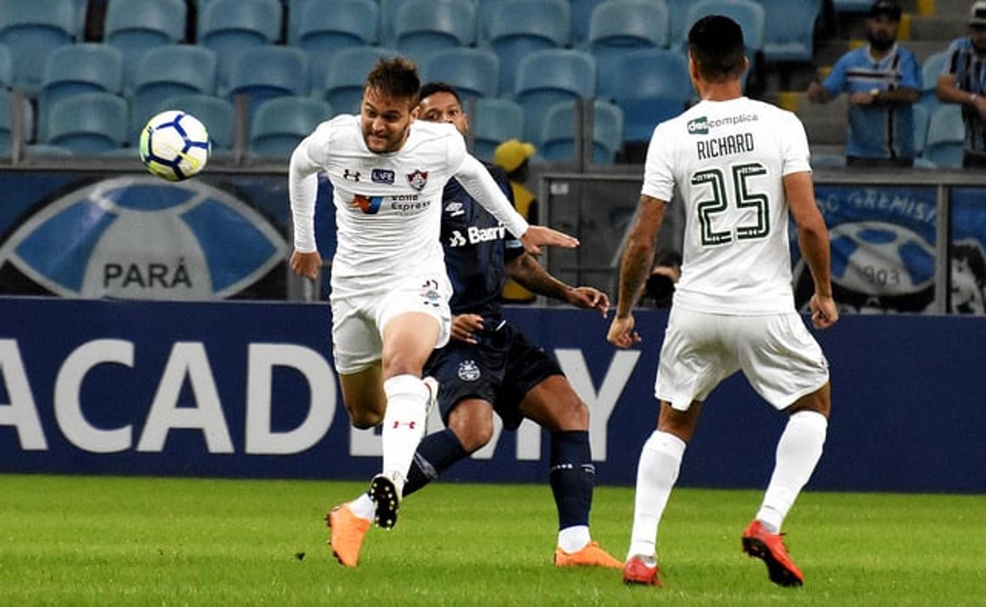 O Fluminense mostrou segurança defensiva e conseguiu parar o Grêmio na noite desta quarta-feira, na Arena, em Porto Alegre. O empate sem gols premiou a partida coletiva dos cariocas. O goleiro Júlio César, seguro, recebeu a melhor a nota. Confira, a seguir, as notas do LANCE! (Por Alexandre Araújo -&nbsp;alexandrearaujo@lancenet.com.br)