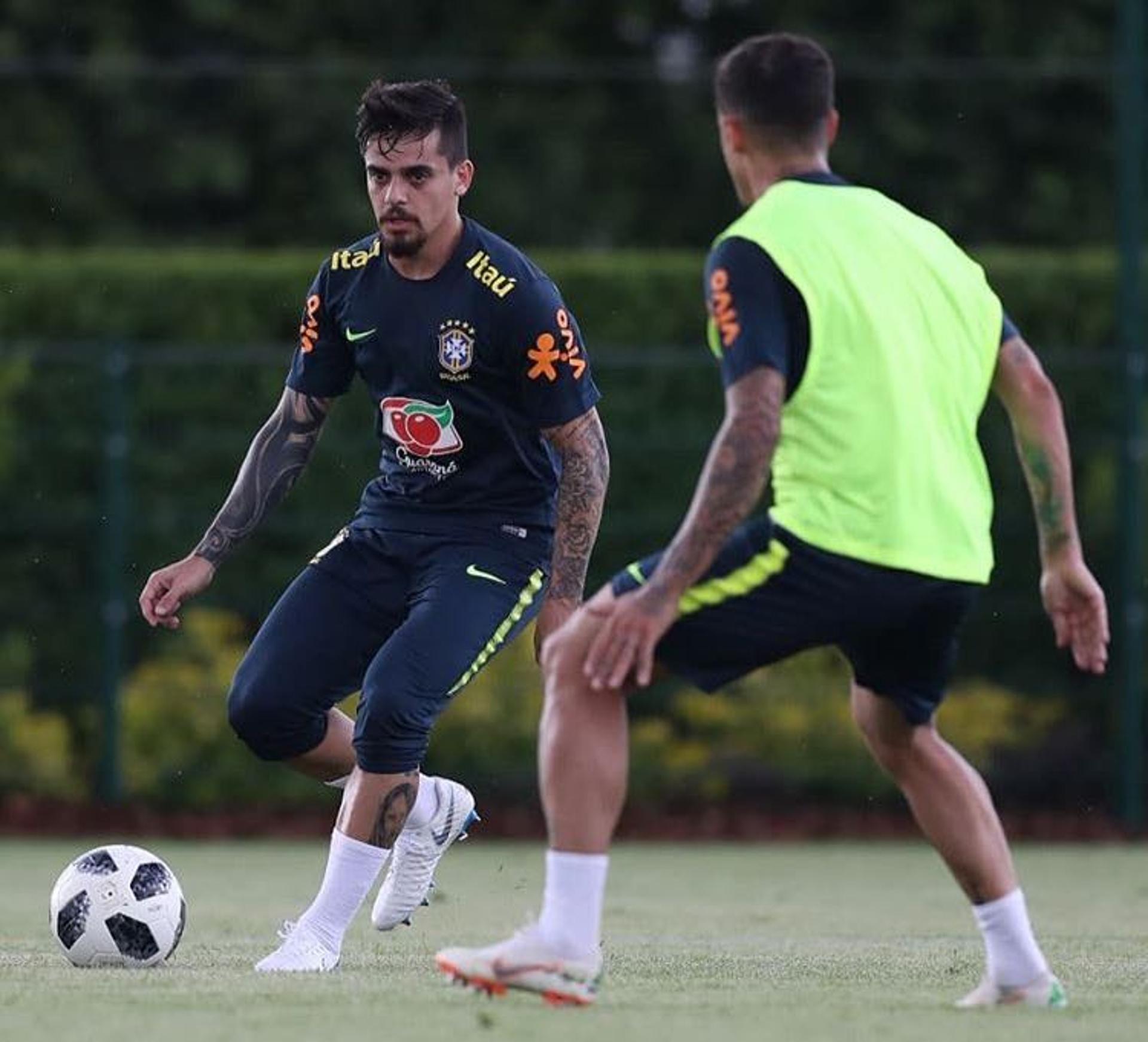 Fagner em treino com a Seleção