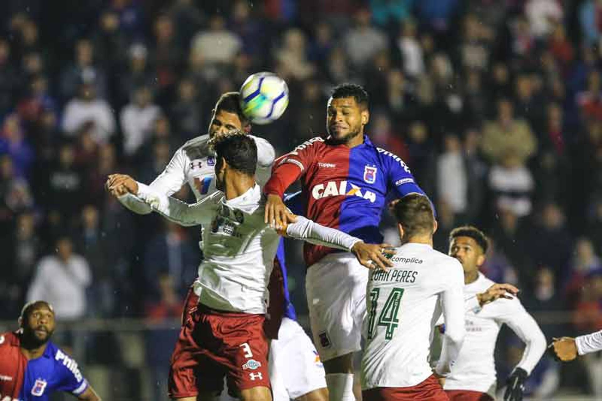 O Fluminense lutou, mas não conseguiu pontuar no duelo desta segunda-feira. Diante do Paraná, no Durival de Britto, pela nona rodada do Brasileirão, a equipe de Abel Braga não teve uma boa atuação coletiva e acabou derrotada por 2 a 1. Pablo Dyego, autor do gol, recebeu a maior nota. Confira, a seguir, as notas do LANCE! (Por Luiza Sá -&nbsp;luizasa@lancenet.com.br).