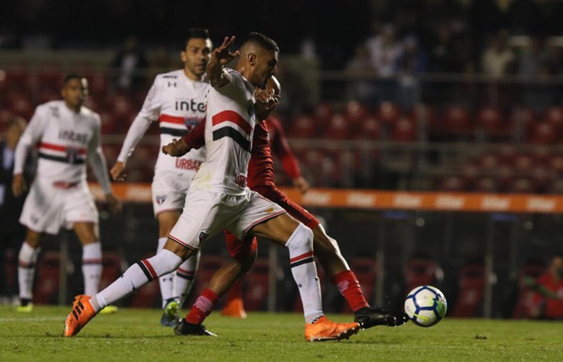 Tréllez jogou aberto pela direita e pouco ajudou o São Paulo diante do Inter