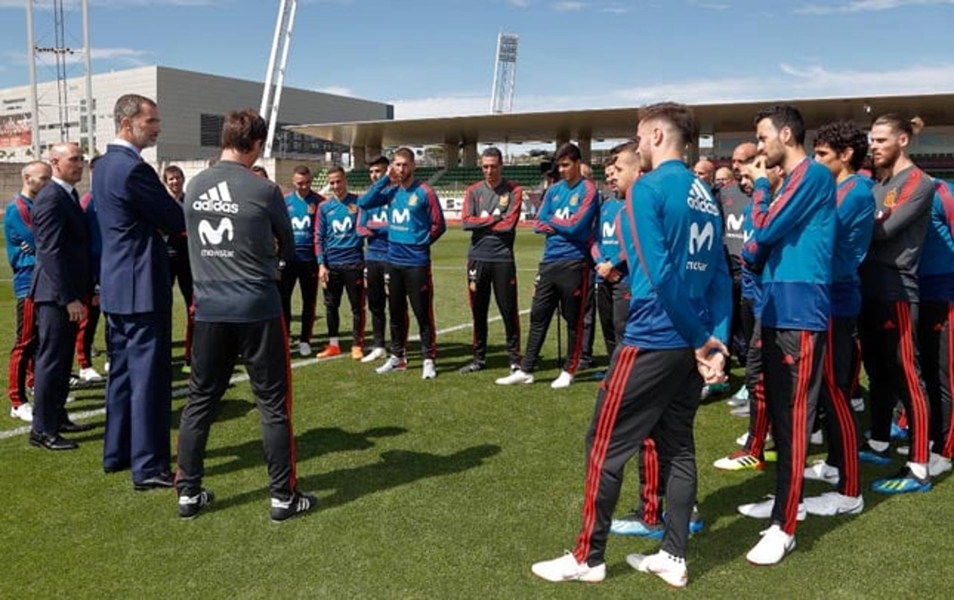 Rei Felipe VI conversa com jogadores da Espanha