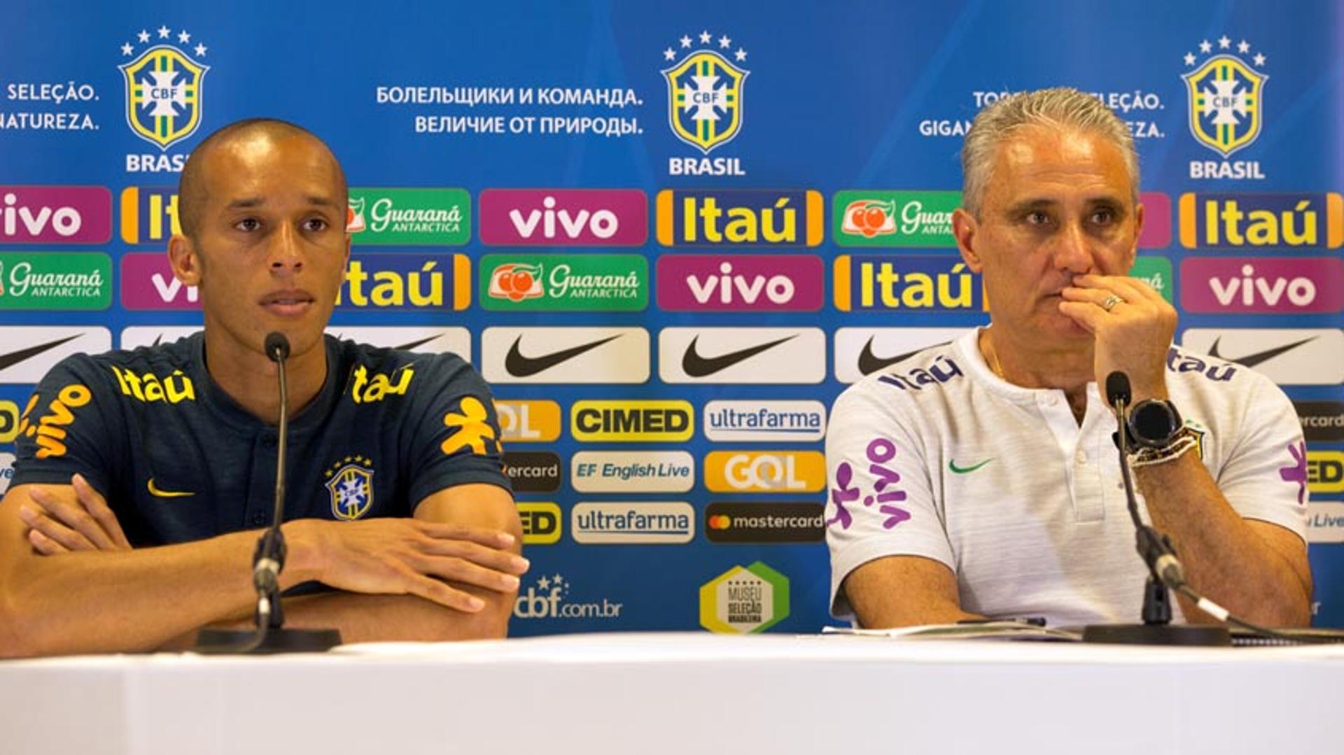 Miranda e Tite durante coletiva de imprensa neste sábado