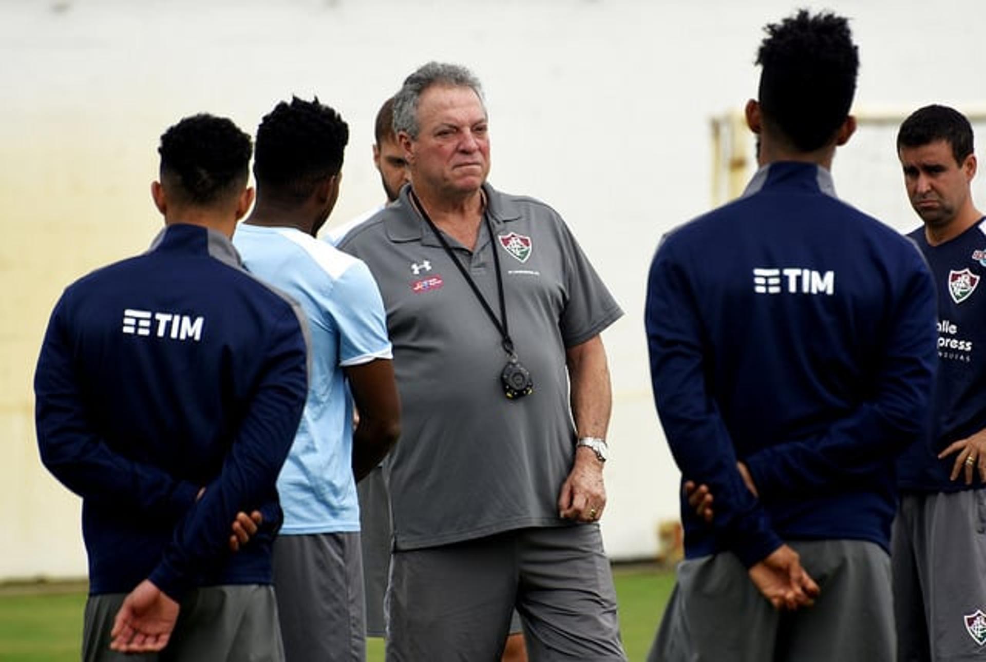 Técnico Abel Braga conversa com jogadores