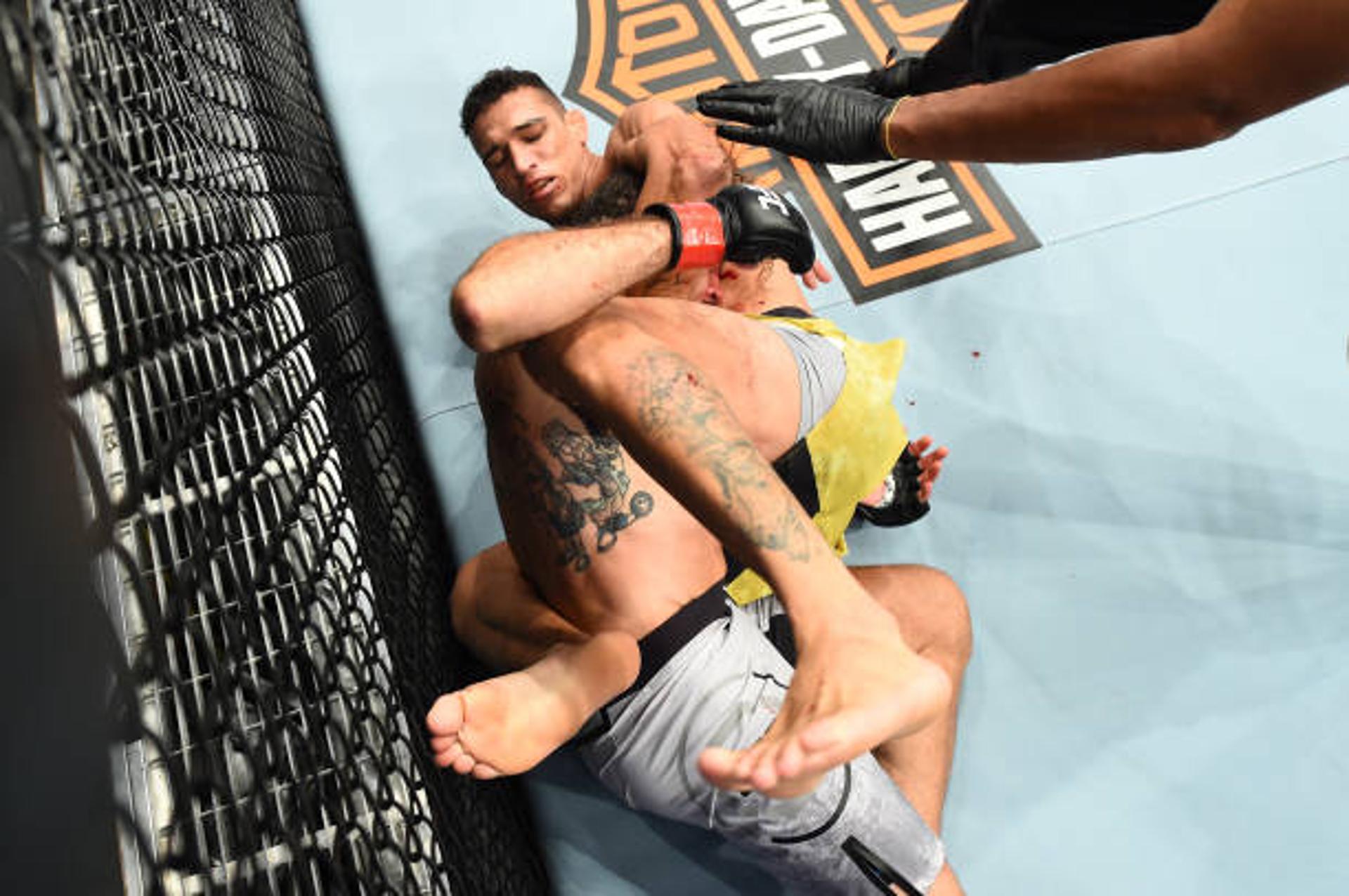 Charles do Bronx finalizou Clay Guida com uma guilhotina ainda no primeiro round (Foto: Getty Images)