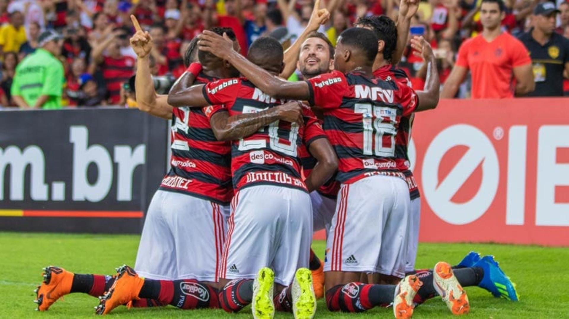 O Flamengo segue absoluto na liderança do Campeonato Brasileiro. Neste domingo, diante do Paraná, no Maracanã, o Rubro-Negro não deu chances, venceu e abriu seis pontos na ponta. Além do possível adeus de Vinicius Júnior, a partida contou com bom rendimento coletivo da equipe de Maurício Barbieri. Confira, a seguir, as notas do LANCE! (Por Lazlo Dalfovo -&nbsp;lazlodalfovo@lancenet.com.br).