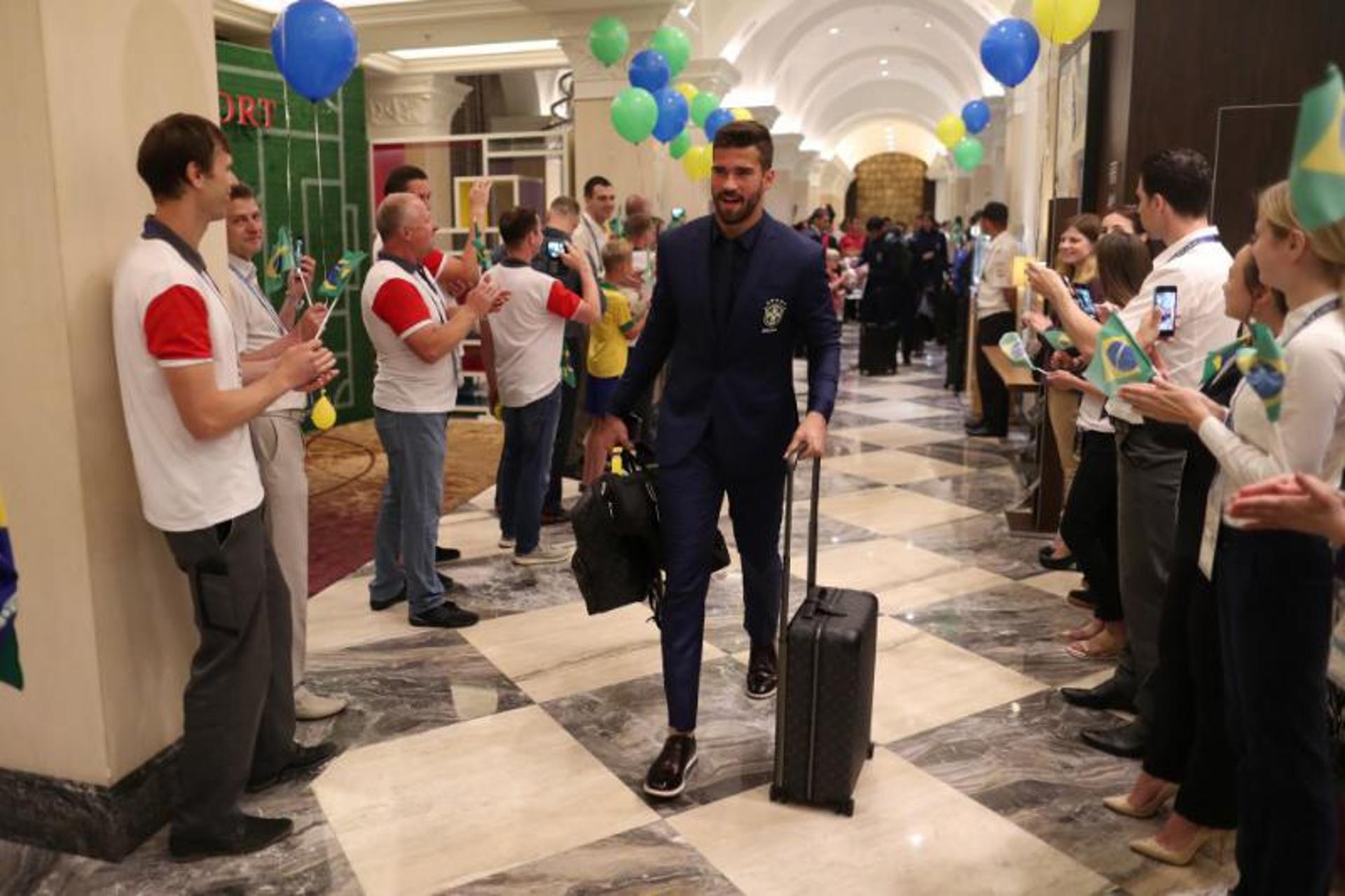 Alisson na chegada ao hotel onde o Brasil ficará em Sochi