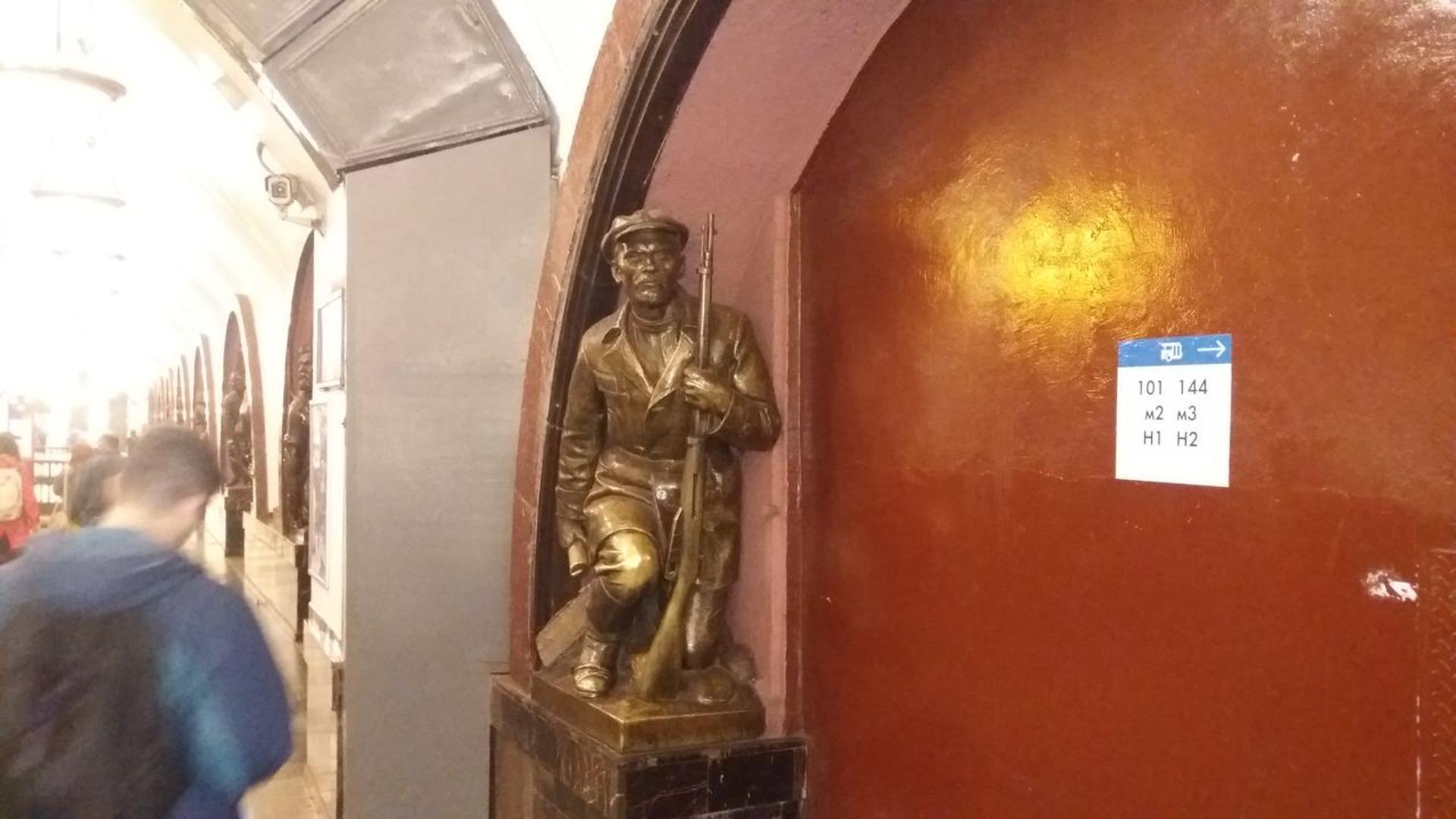 Estátua de soldado da Revolução de 1917 em uma estação próxima ao local onde ocorreu o fato