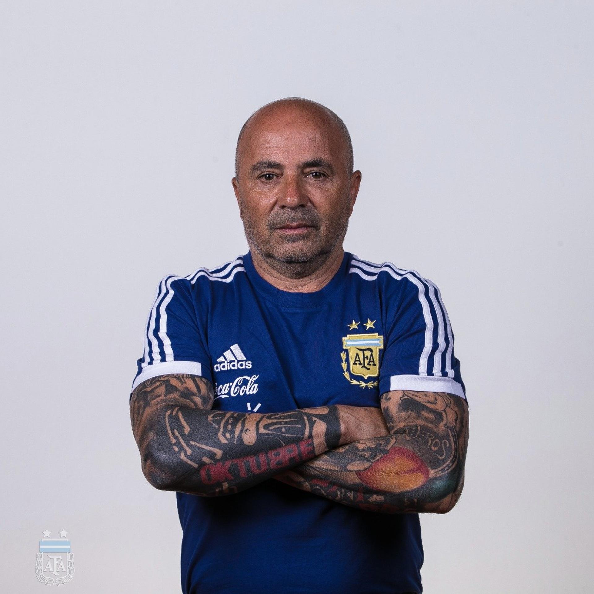 A estreia na Copa do Mundo, contra a Islândia, em Moscou, às 10h de sábado (horário de Brasília) será apenas o 12º jogo de Jorge Sampaoli à frente da seleção argentina. E os treinos preparatórios em Bronnitsy indicam que ele mandará a campo a 12ª formação diferente. Entre os 11 escolhidos para iniciar a busca pelo tri, há veteranos, novatos, atletas improvisados, apostas do treinador... Entenda como cada um chegou até lá. (Por Fellipe Lucena)