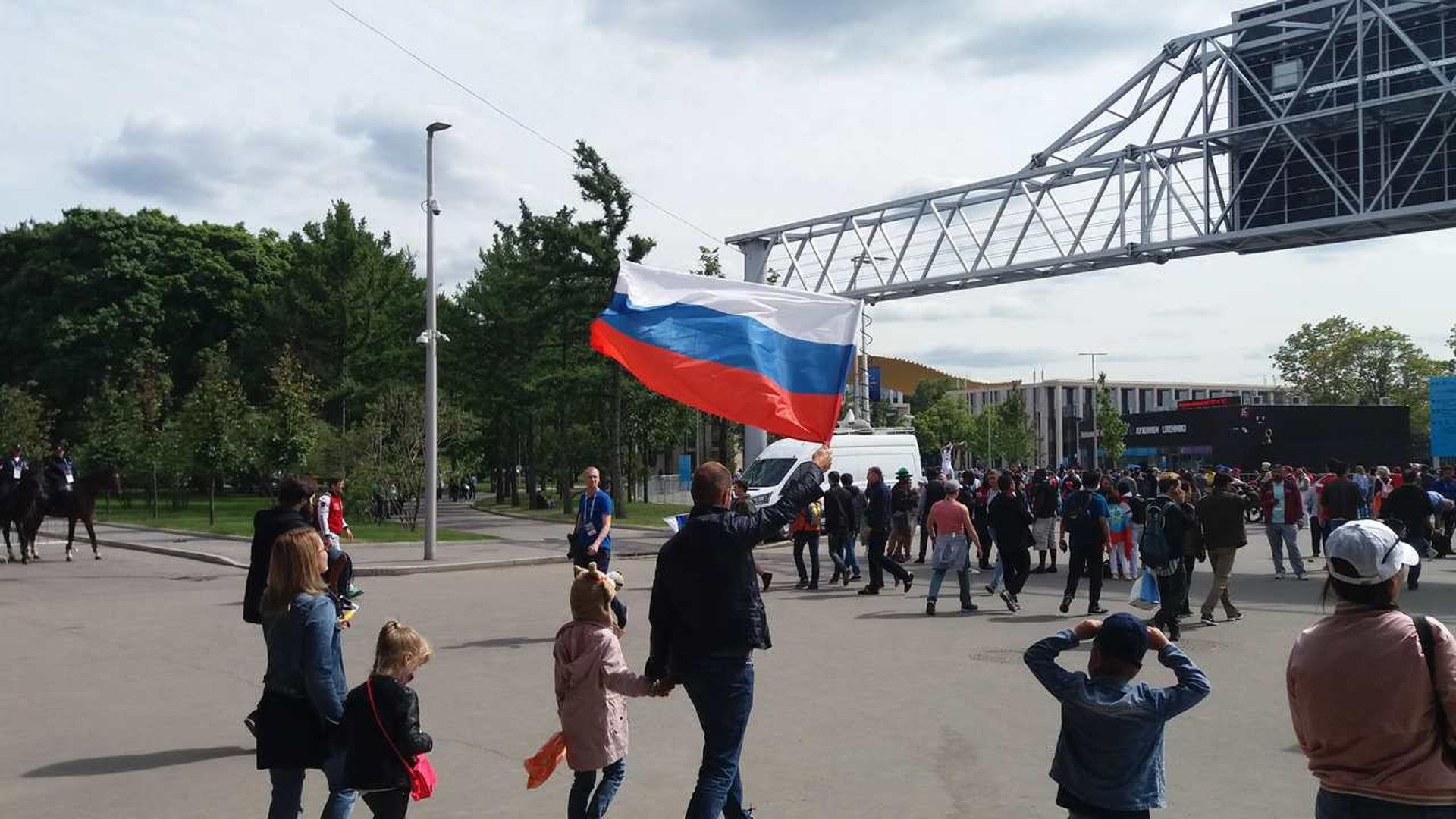 Torcedor russo chega com a família ao Estádio Lujniki