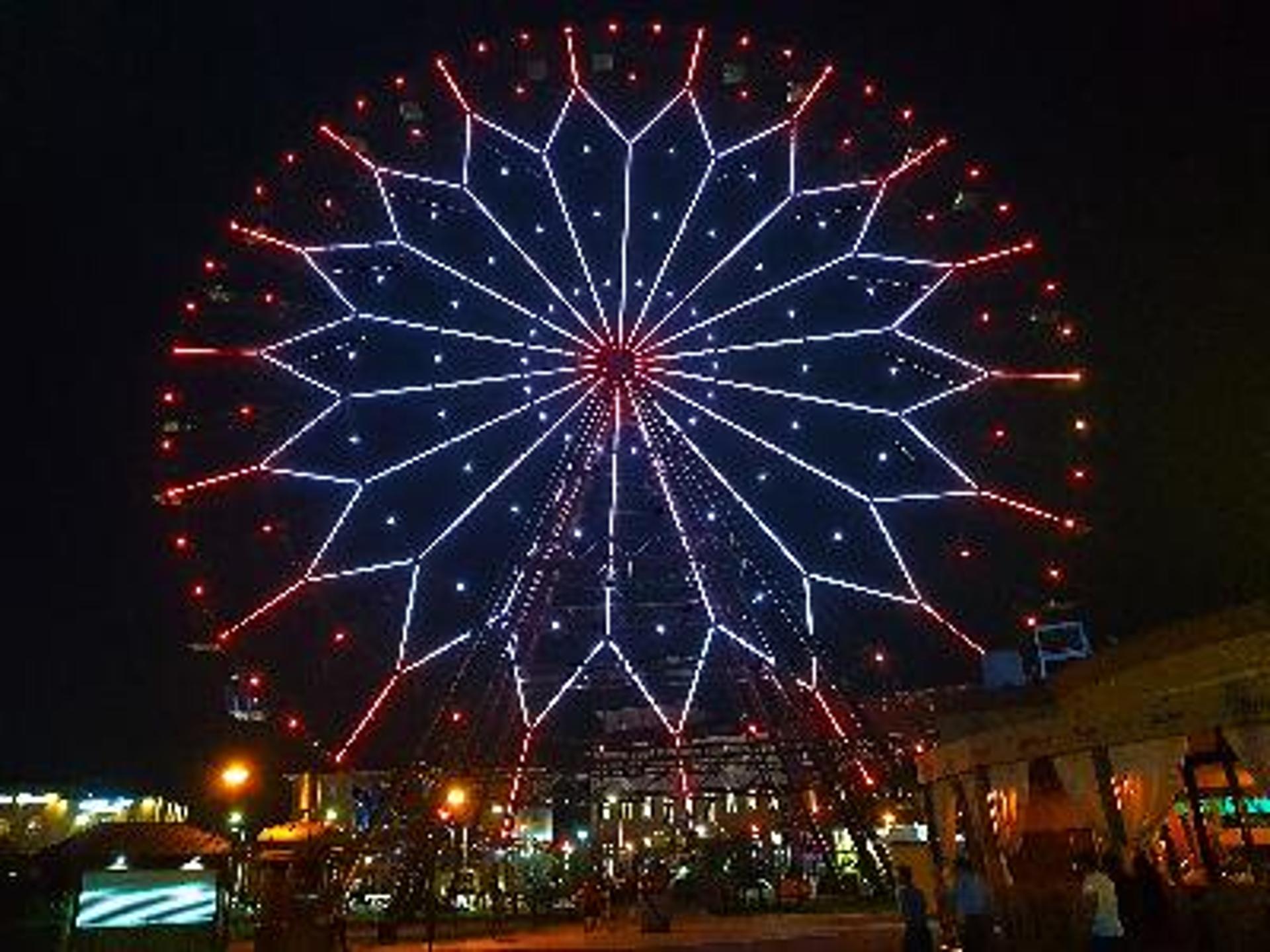 Roda gigante ao lado de fora do estádio de Sochi