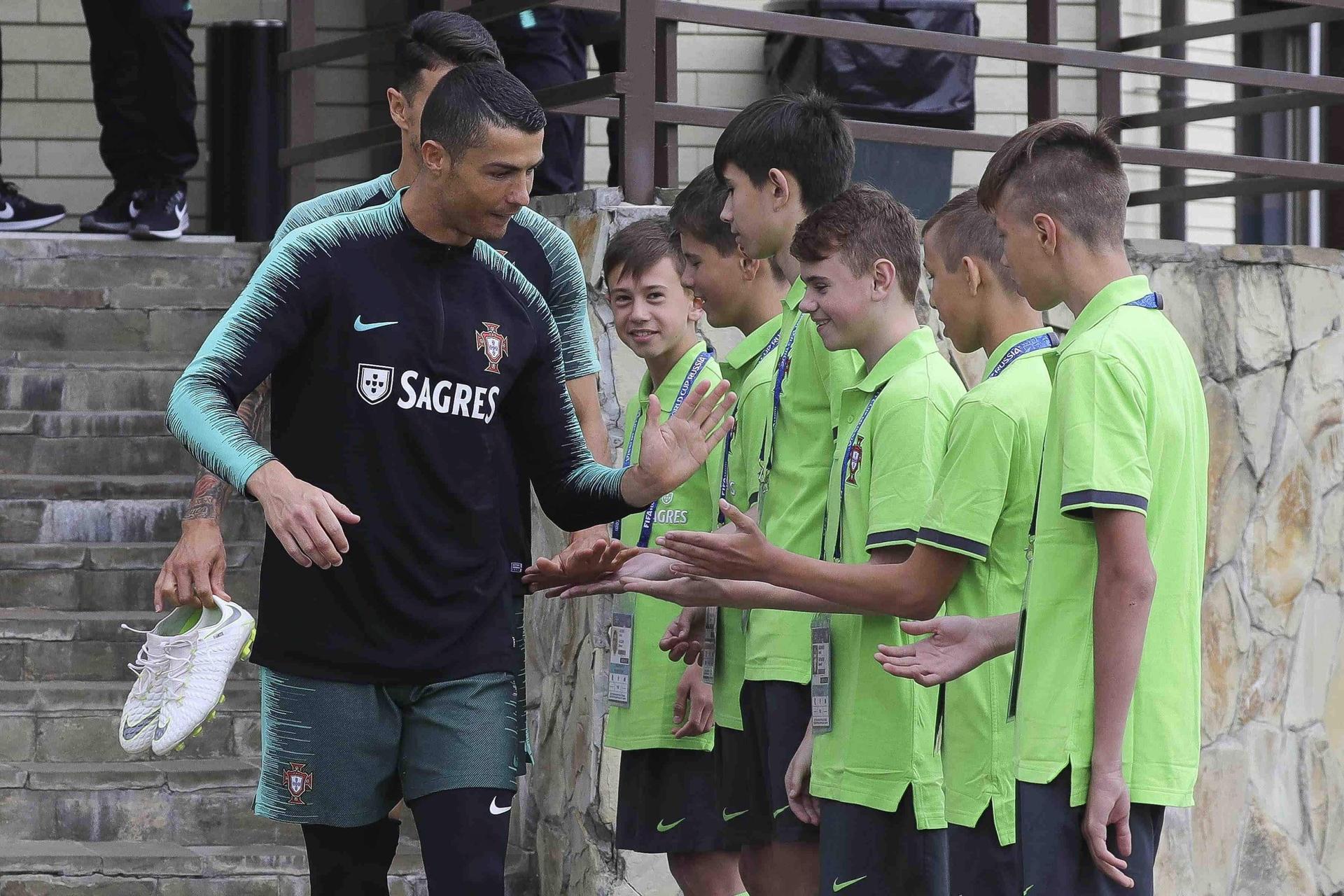 Cristiano Ronaldo fez somente exercícios físicos ao lado dos outros titulares da seleção portuguesa