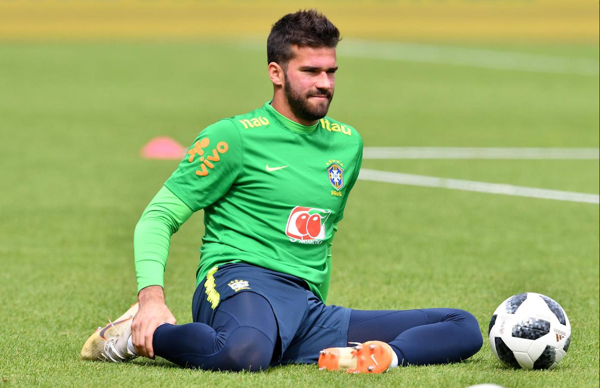 Alisson durante treino da Seleção Brasileira em Sochi, na Rússia