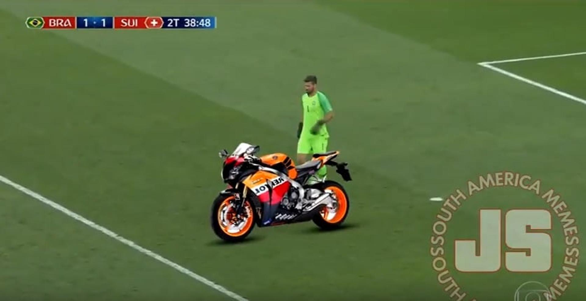 Humor na Copa: em novo meme, Alisson vira motociclista