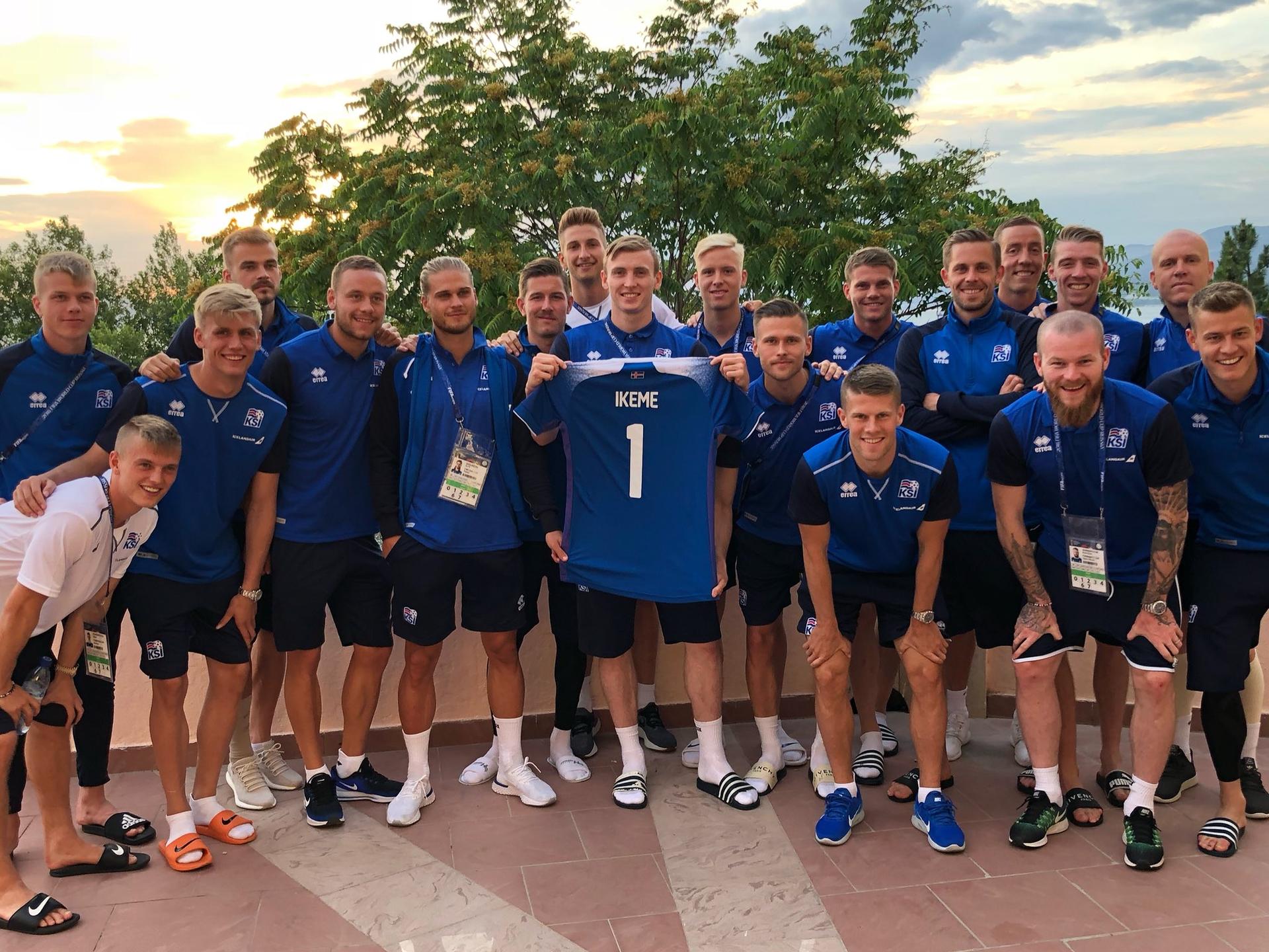 Homenagem dos jogadores da Islândia a goleiro da Nigéria