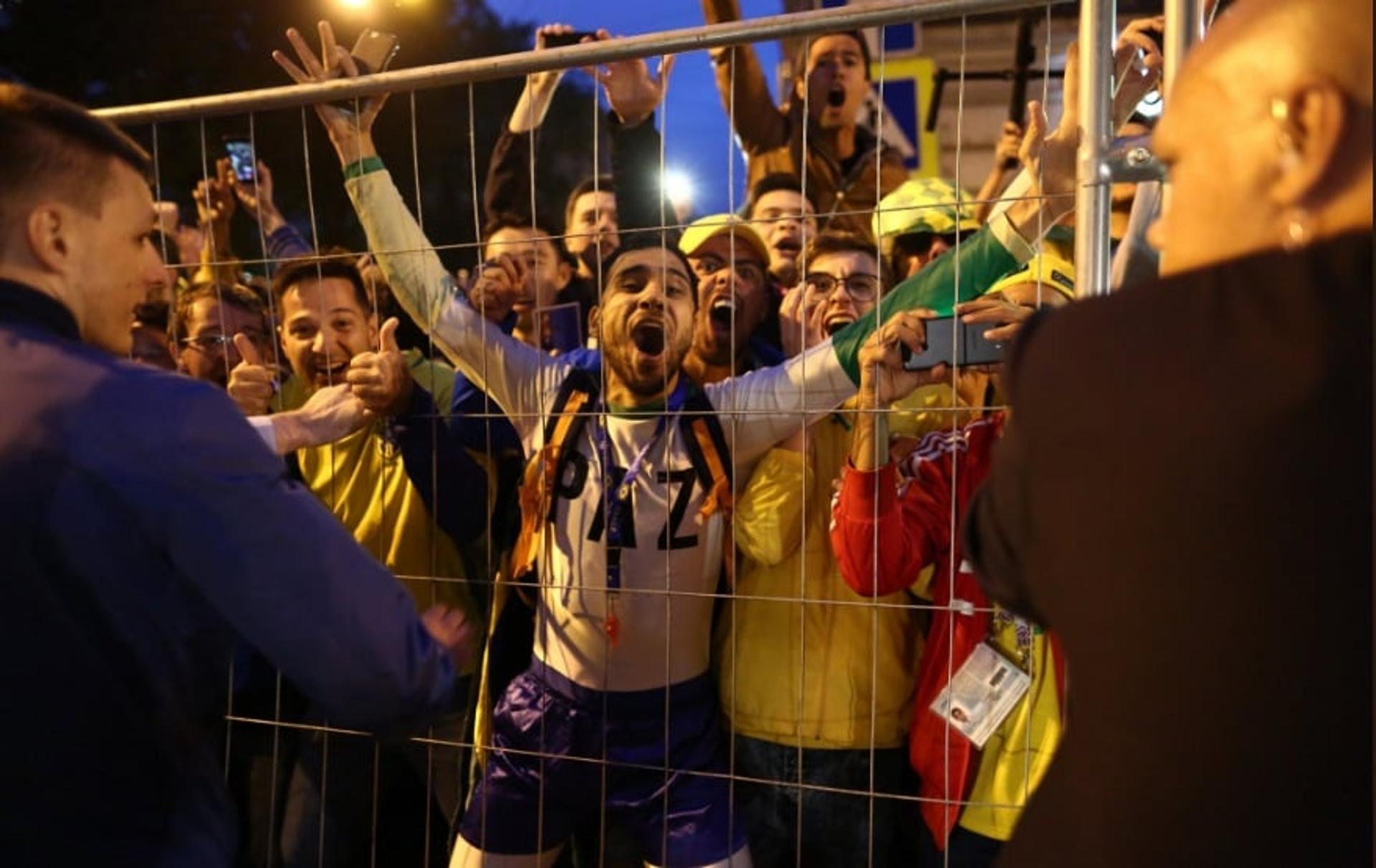 Torcedores em festa na chegada da Seleção ao local do jogo desta sexta-feira contra a Costa Rica