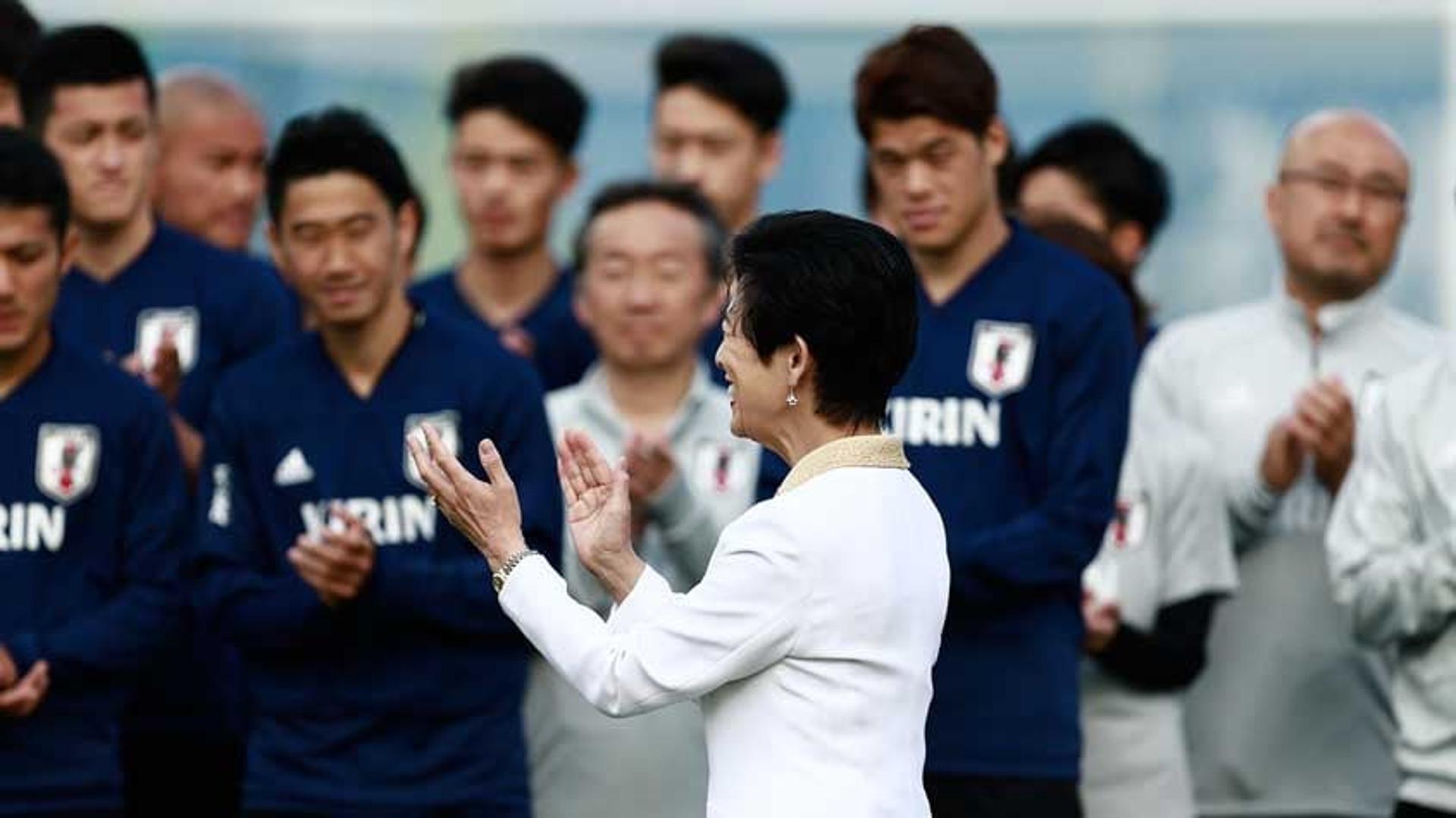 A princesa Hisako Takamado esteve no treino da seleção japonesa