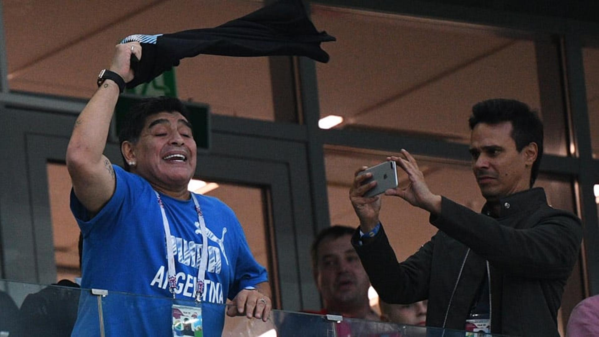 Maradona bem que tentou dar uma força na arquibancada. Não deu!